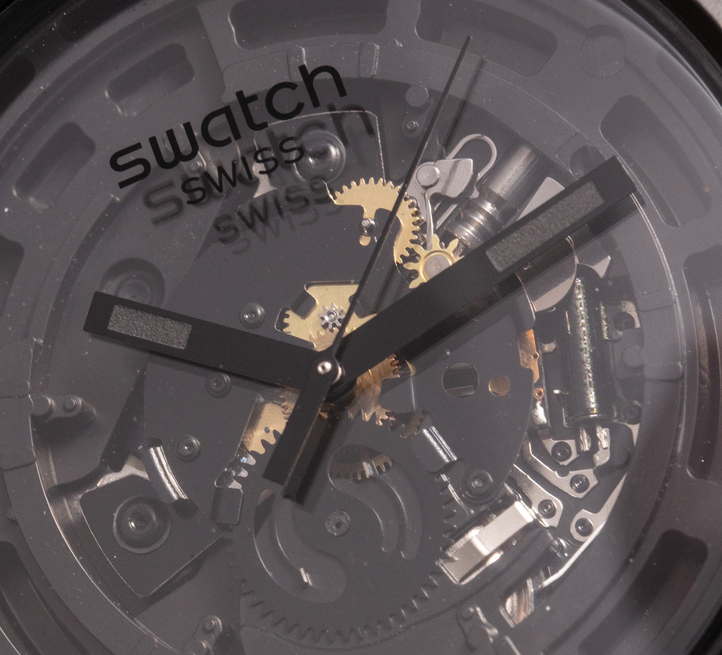 Интересная модель часов Swatch Big Bold из биокерамики C-Black