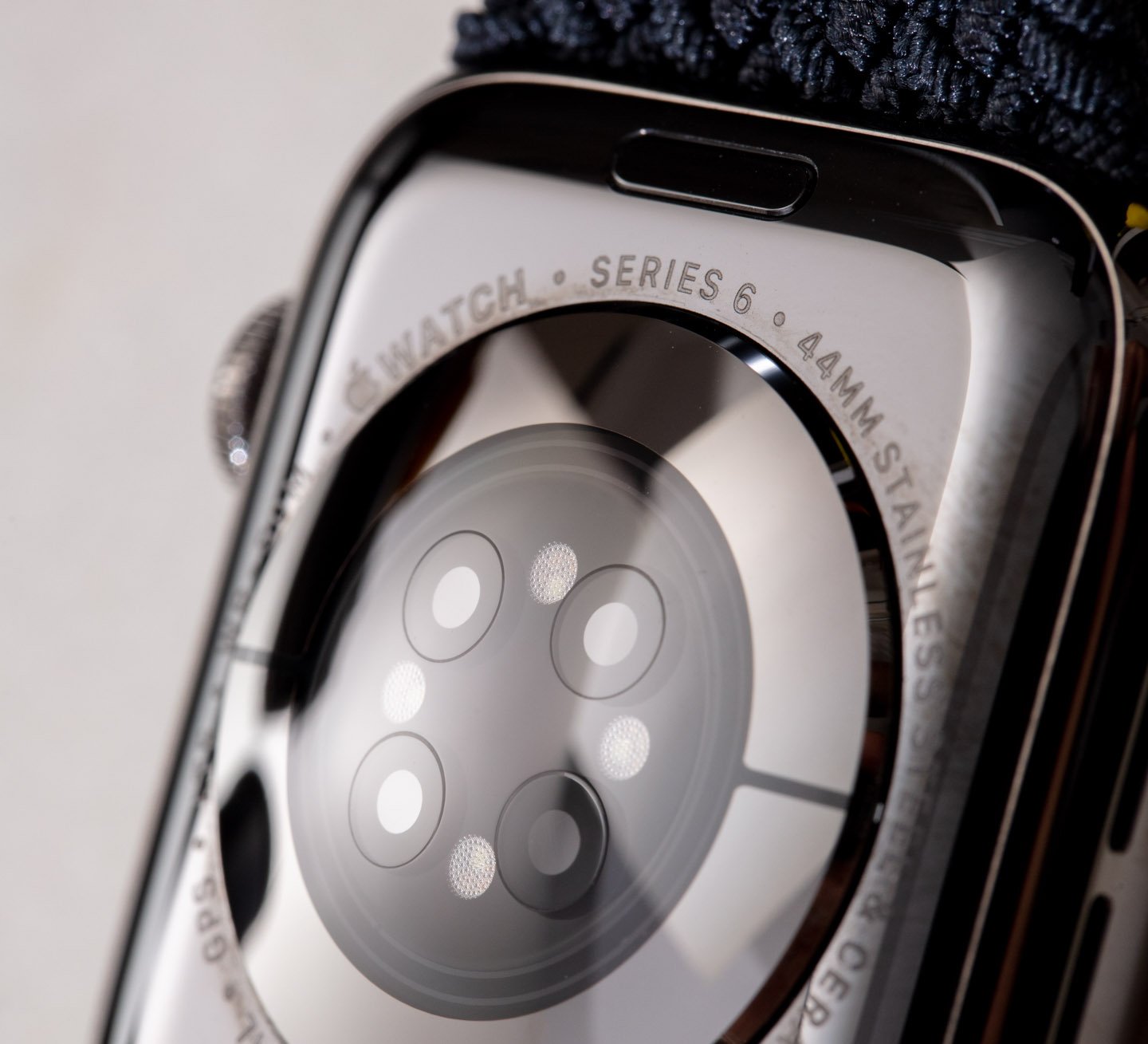 Удобство работы с Apple Watch Series 6 и ограничение Apple в отношении "оздоровительных устройств"