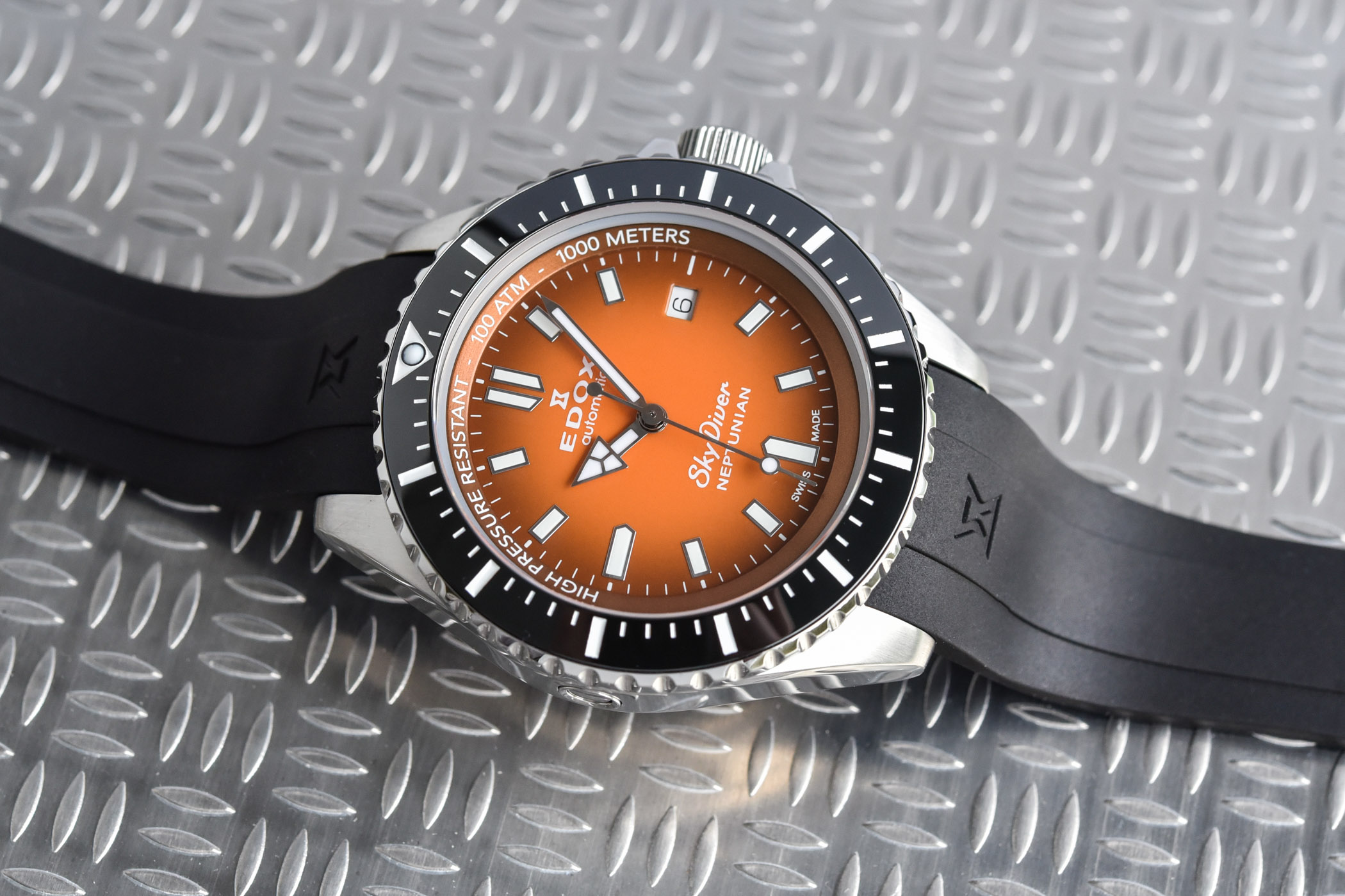 Часы для глубокого погружения Edox SkyDiver Neptunian с оранжевым циферблатом
