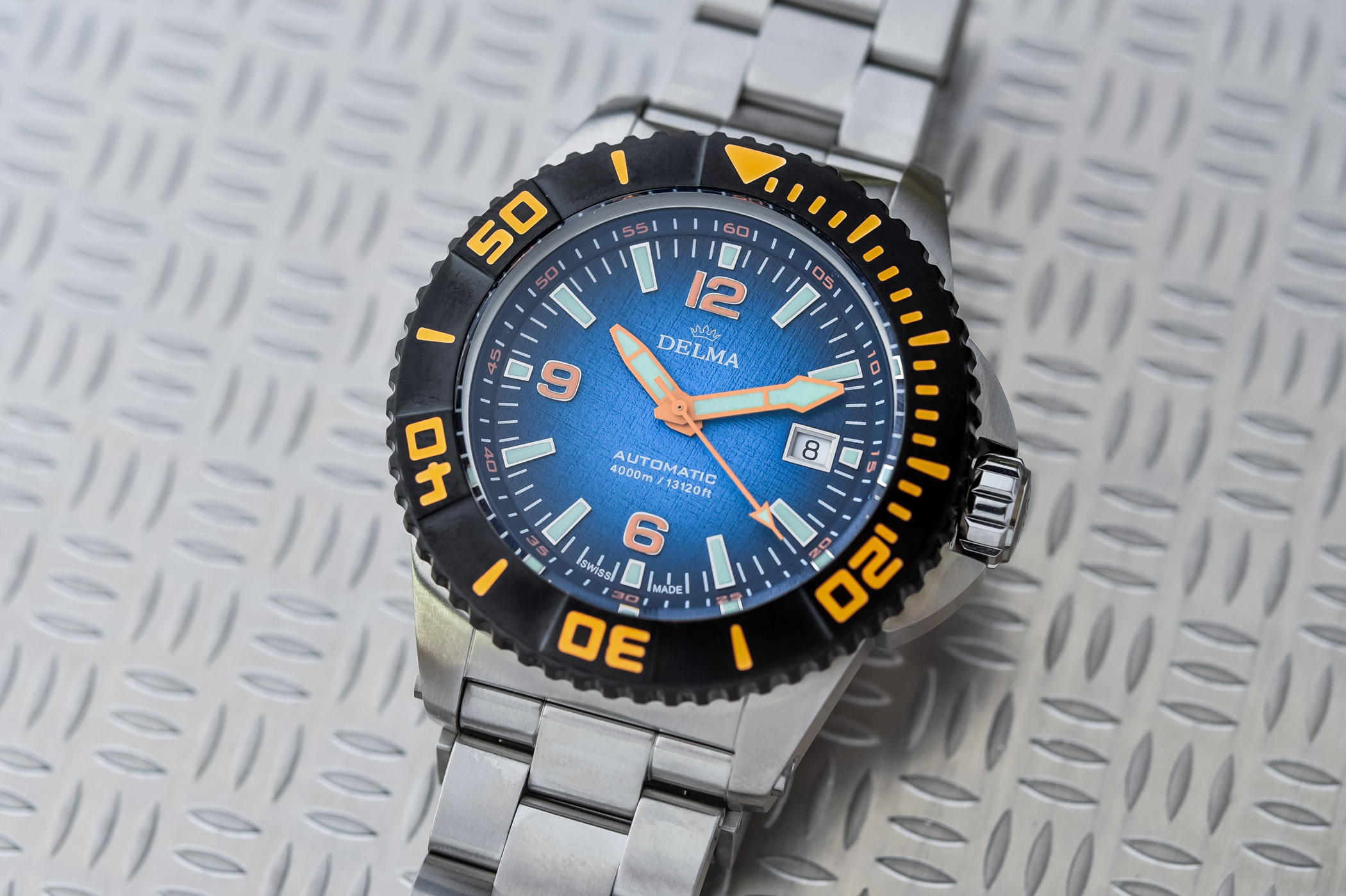 Наручные ультрапрочные, но доступные часы Delma Blue Shark III Azores 4,000m Dive Watch