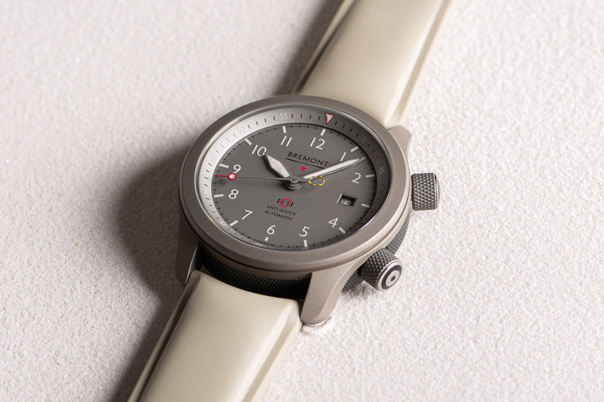 Bremont представляет новые часы MBII Savanna Pilot Watch в титановом корпусе