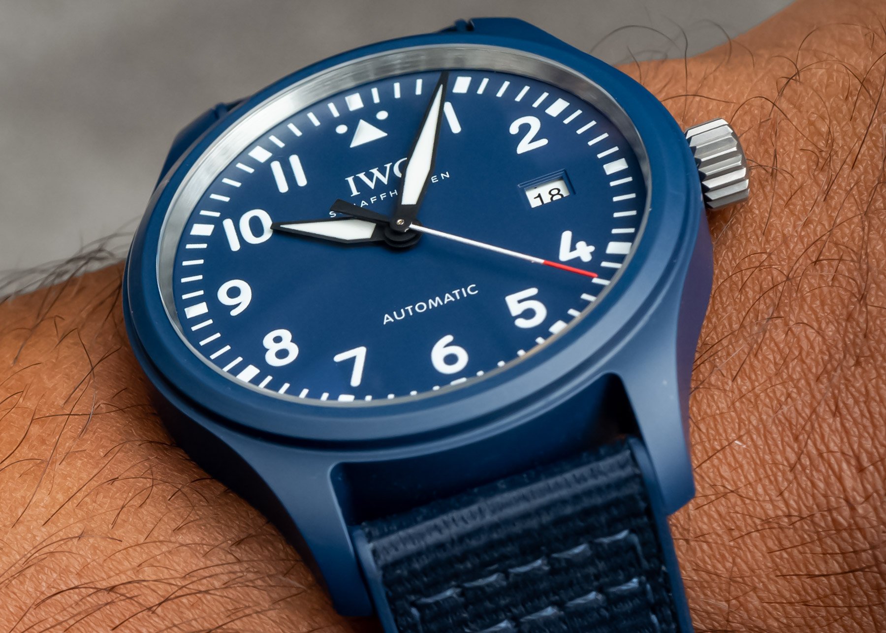 IWC анонсирует свои первые в истории синие керамические часы