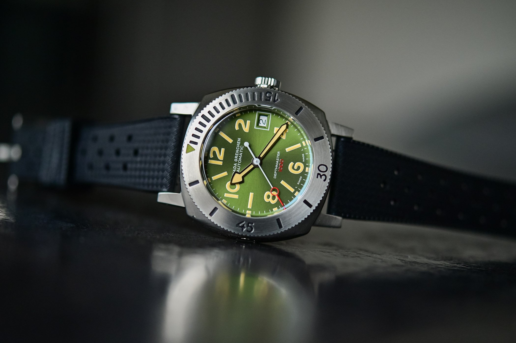 Nivada Grenchen Depthmaster Green Numerals Date 14103A09 - выгодные часы для дайвинга