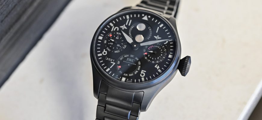 Представляем часы IWC Big Pilot’s Watch Perpetual Calendar TOP GUN, впервые с кератановым корпусом и браслетом