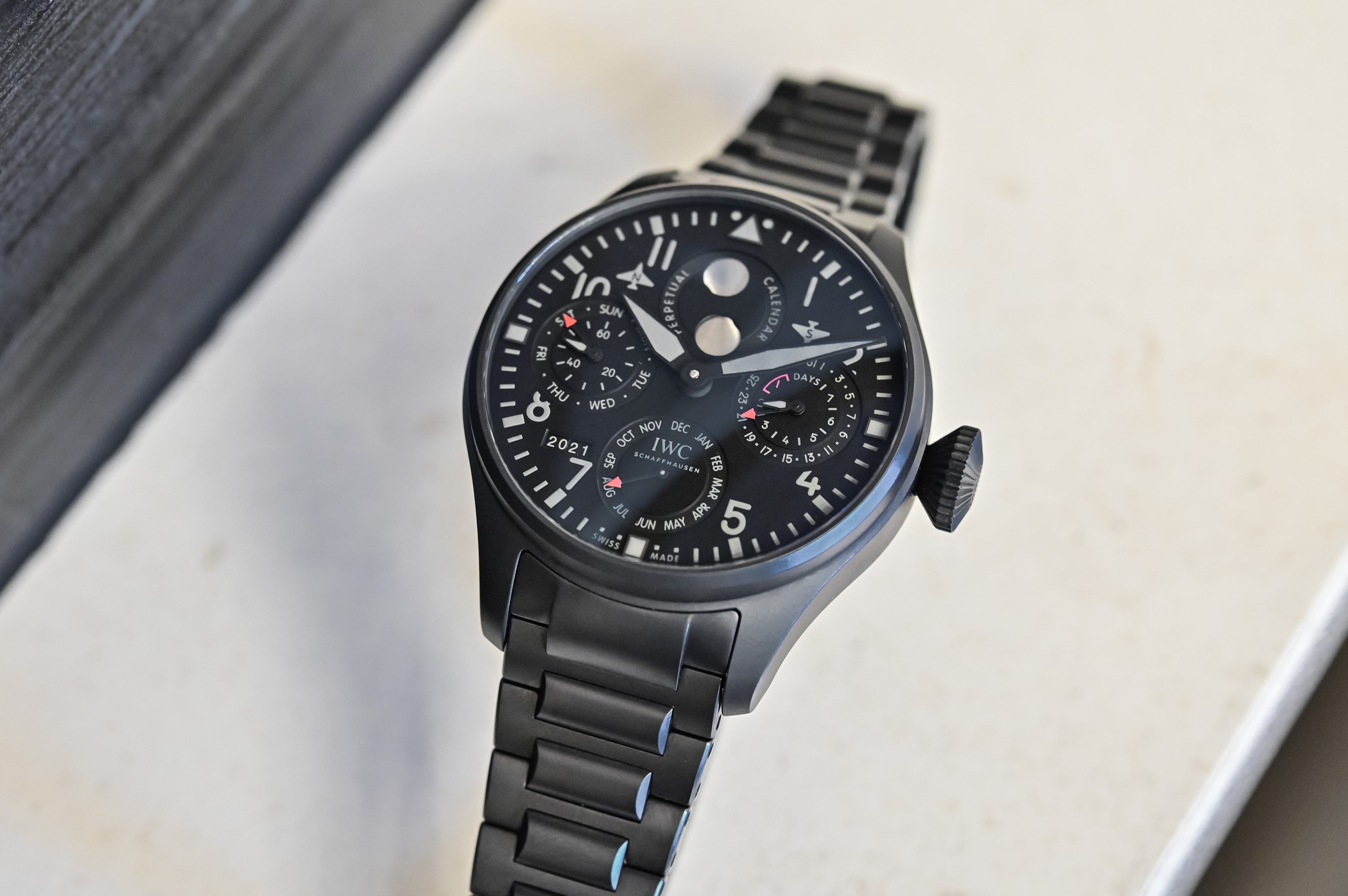 Представляем часы IWC Big Pilot's Watch Perpetual Calendar TOP GUN, впервые с кератановым корпусом и браслетом