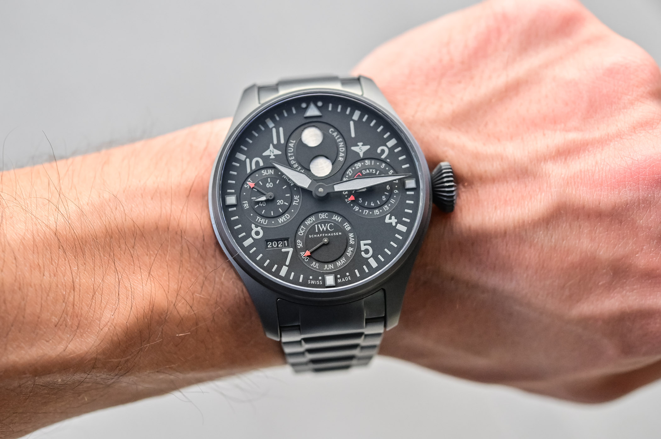 Представляем часы IWC Big Pilot's Watch Perpetual Calendar TOP GUN, впервые с кератановым корпусом и браслетом