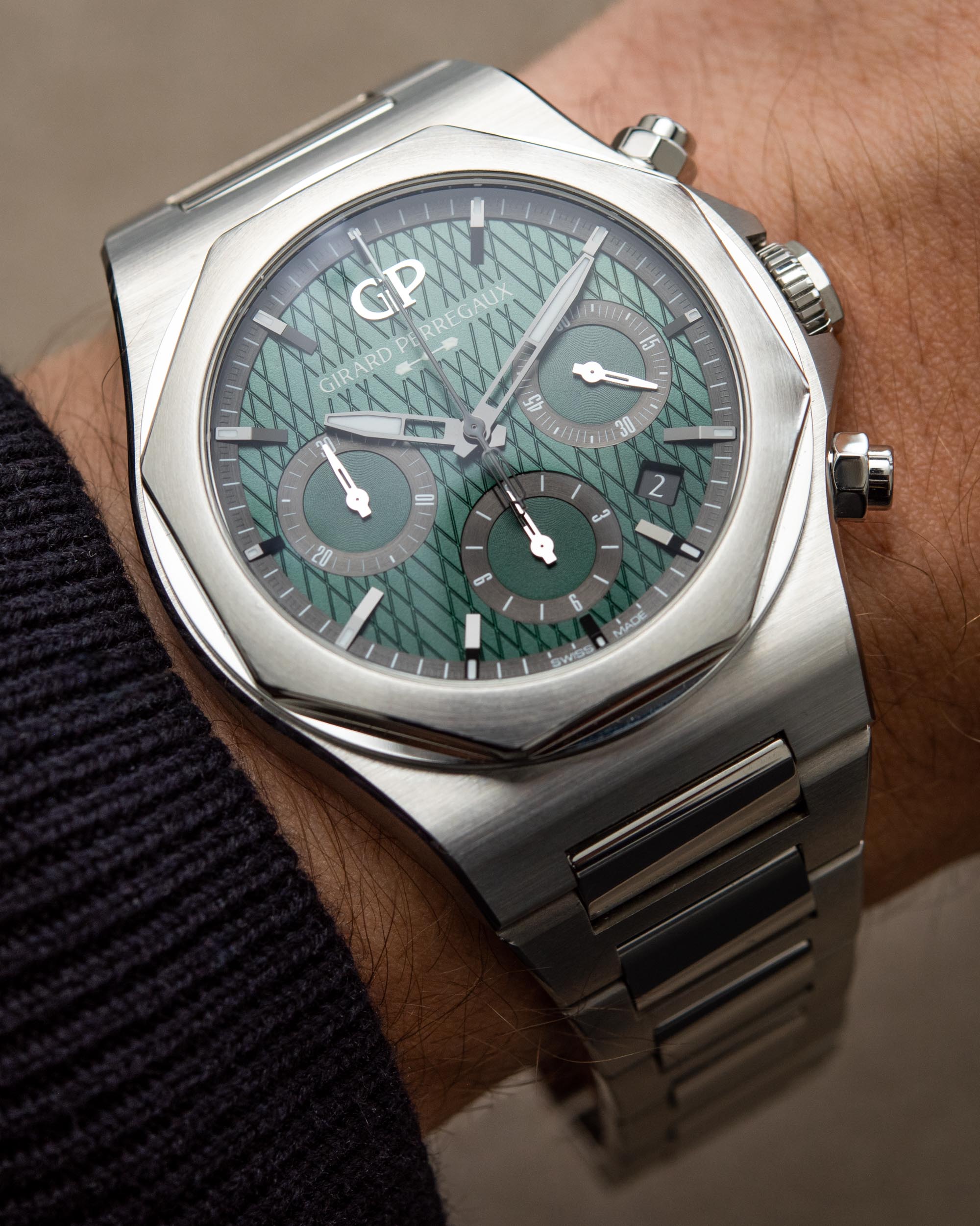 Girard-Perregaux Laureato Chronograph - часы серии Aston Martin