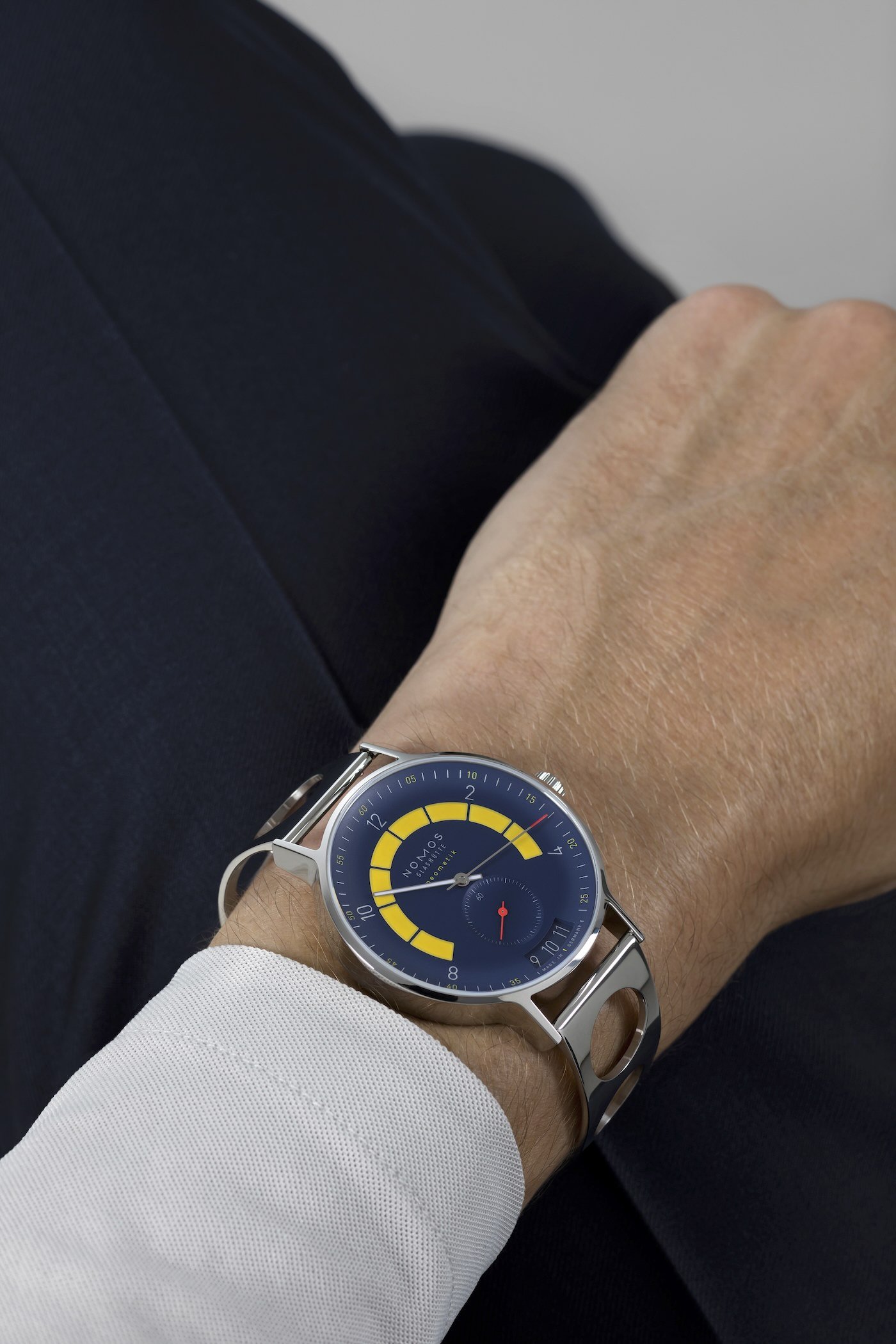 NOMOS выпускает три новых лимитированных серии часов Autobahn Director's Cut с яркими цветовыми решениями