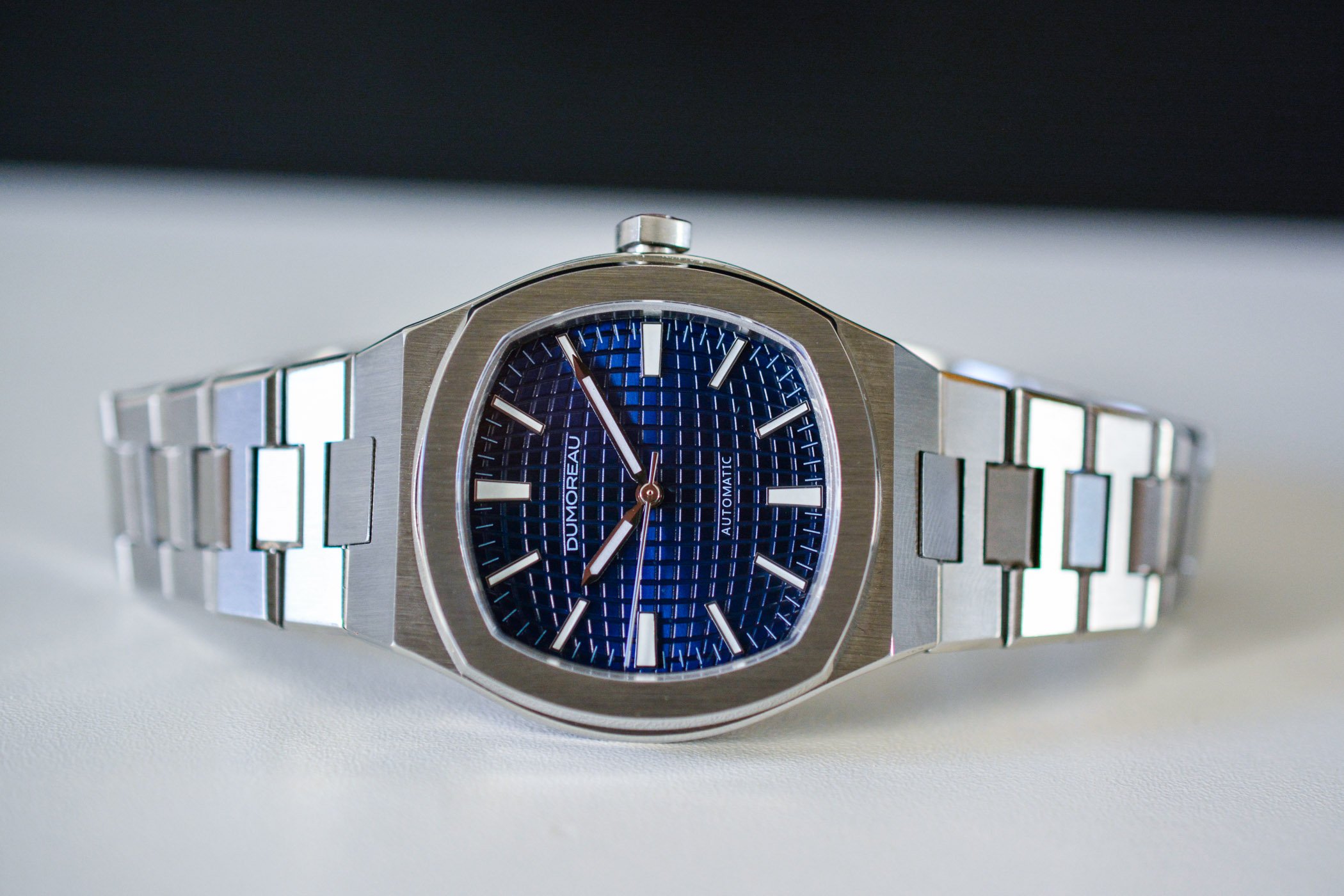 Dumoreau DM01 Automatic - доступный вариант часов с интегрированным браслетом