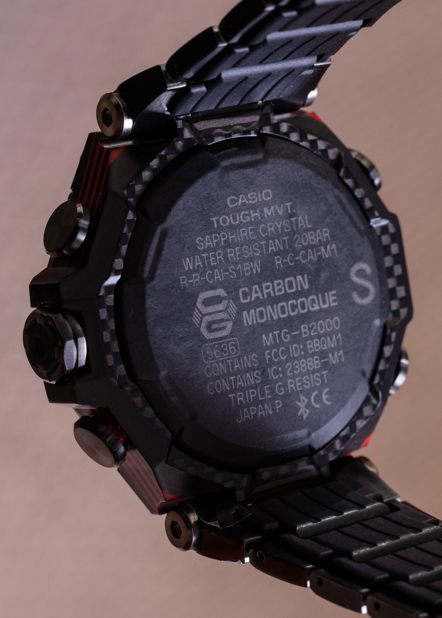 Эксплуатация: Casio G-Shock MTGB2000YBD1 в облегченном корпусе из стали и карбона