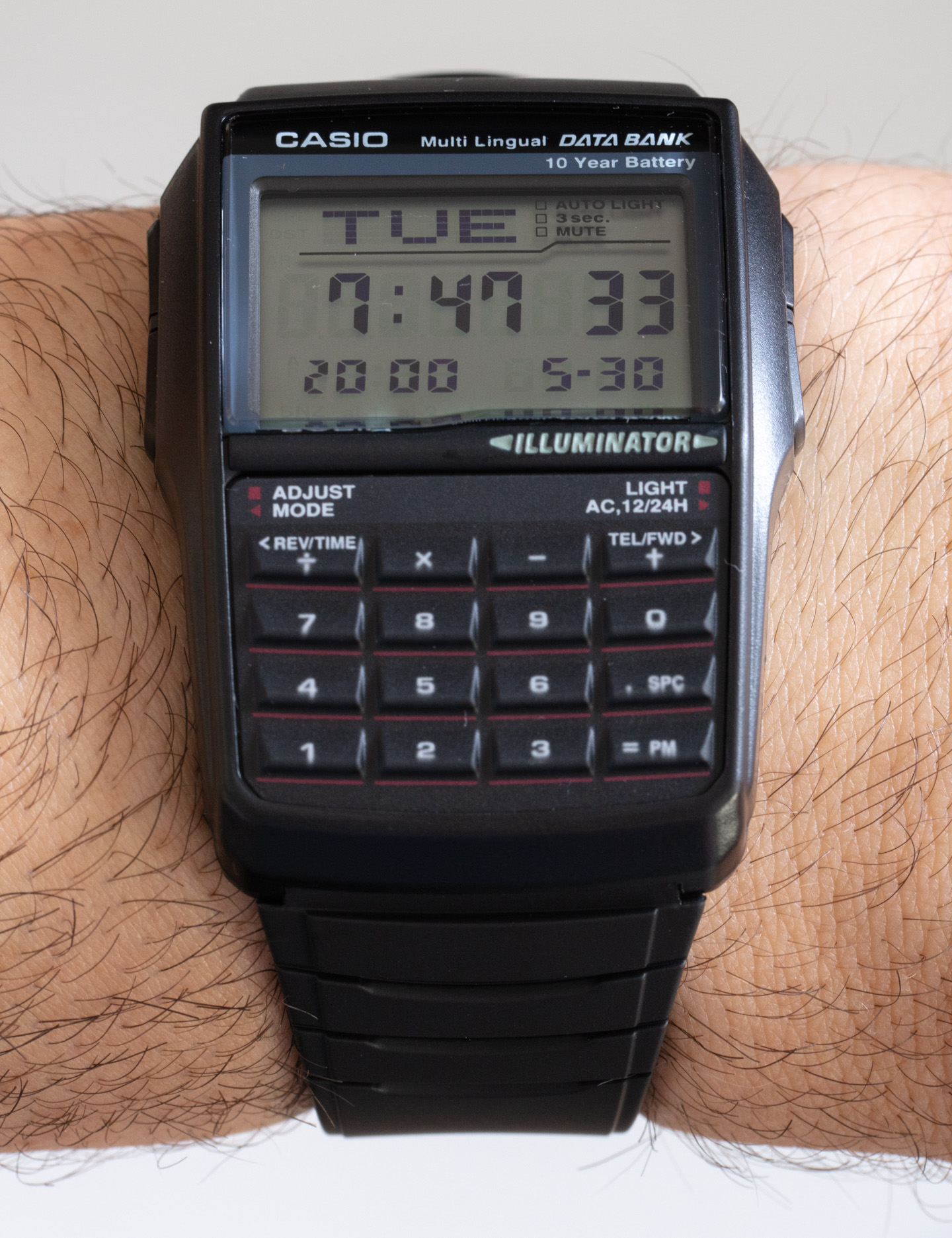 Наручные часы с калькулятором Casio Databank, которые продаются до сих пор