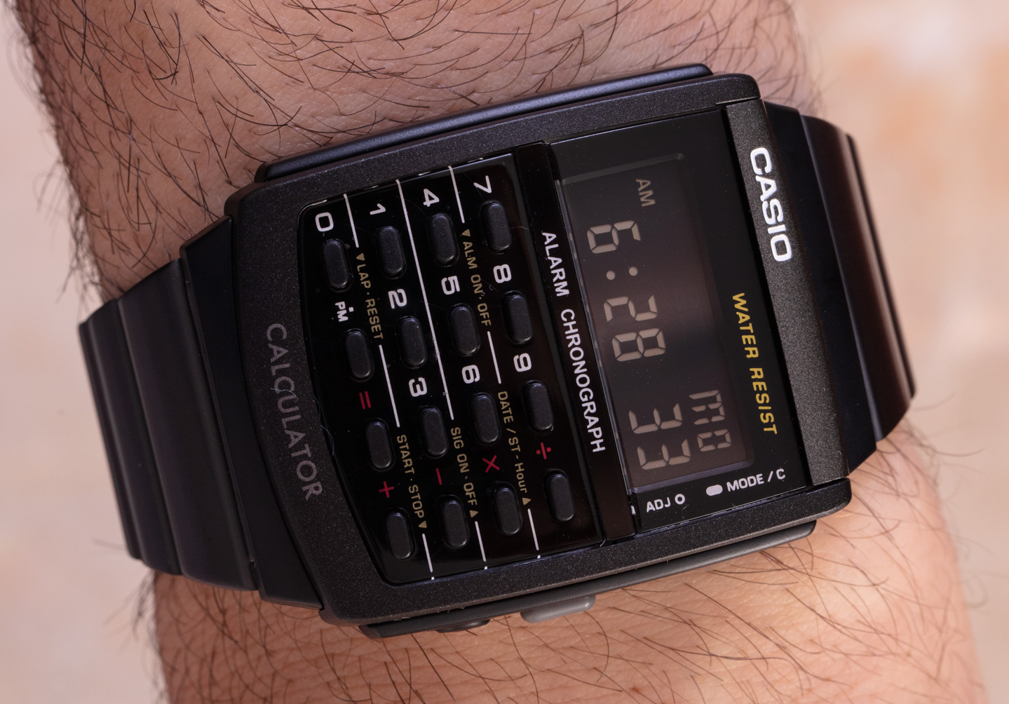 Наручные часы с калькулятором Casio Databank, которые продаются до сих пор