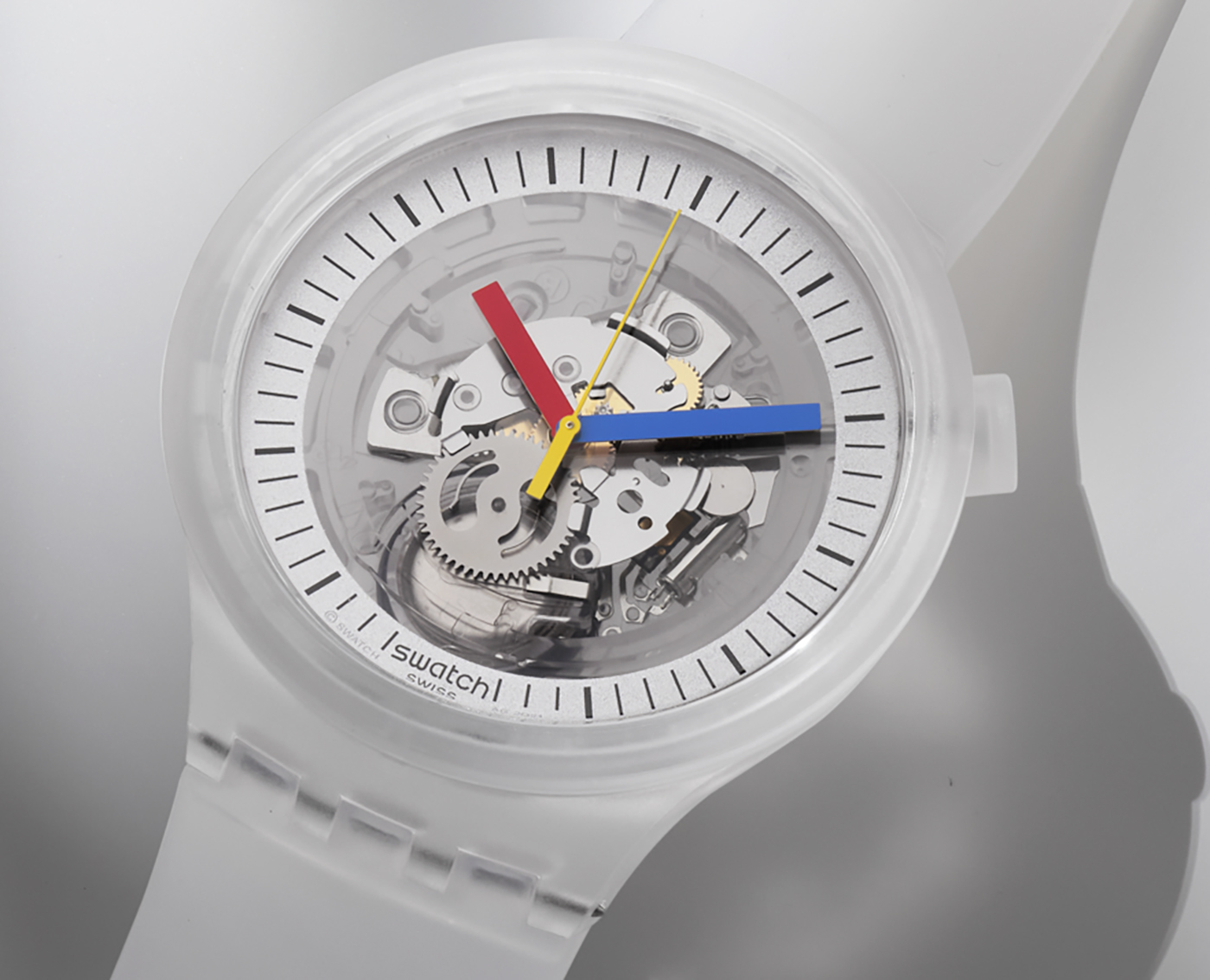 Swatch представляет коллекцию часов CLEAR