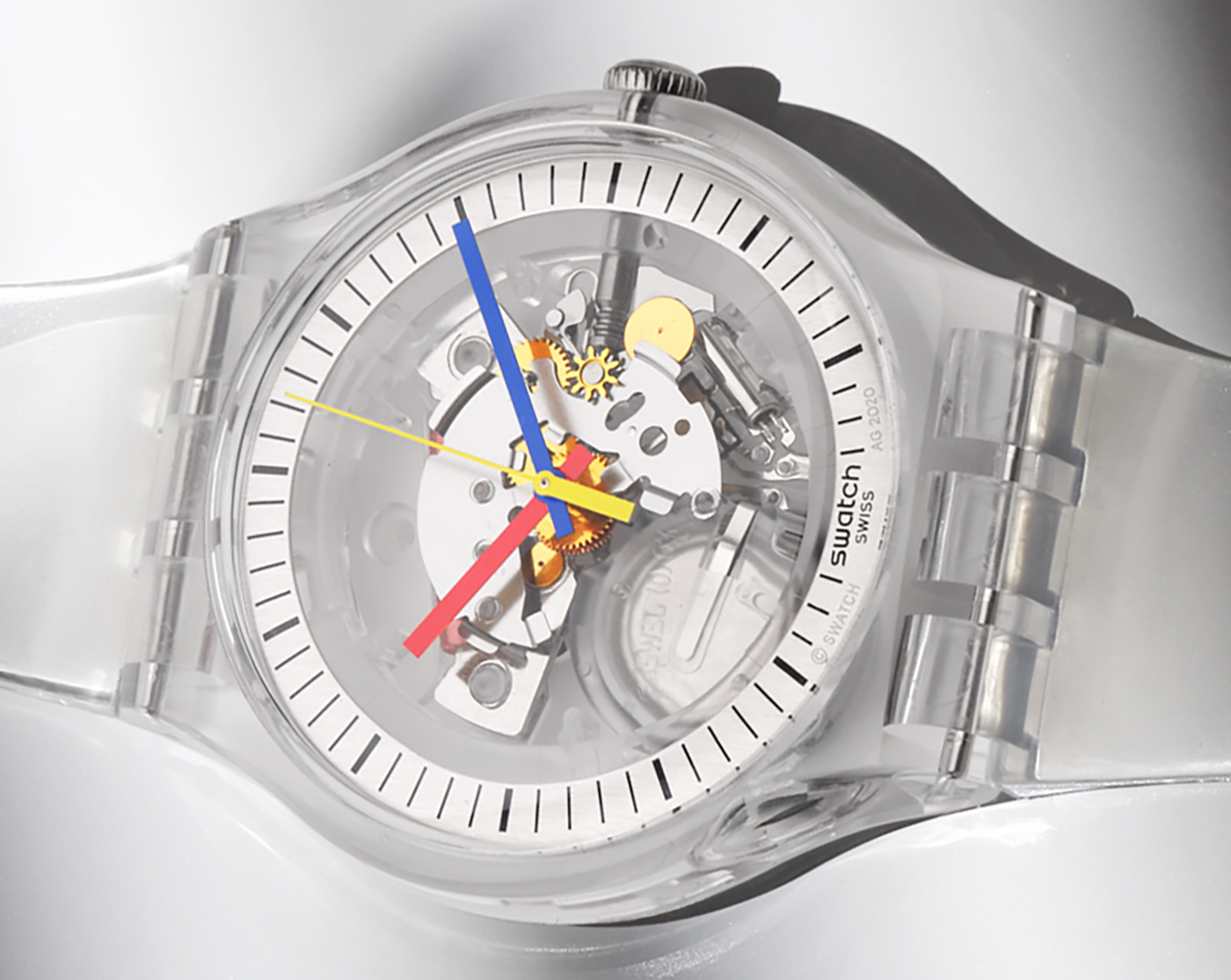 Swatch представляет коллекцию часов CLEAR
