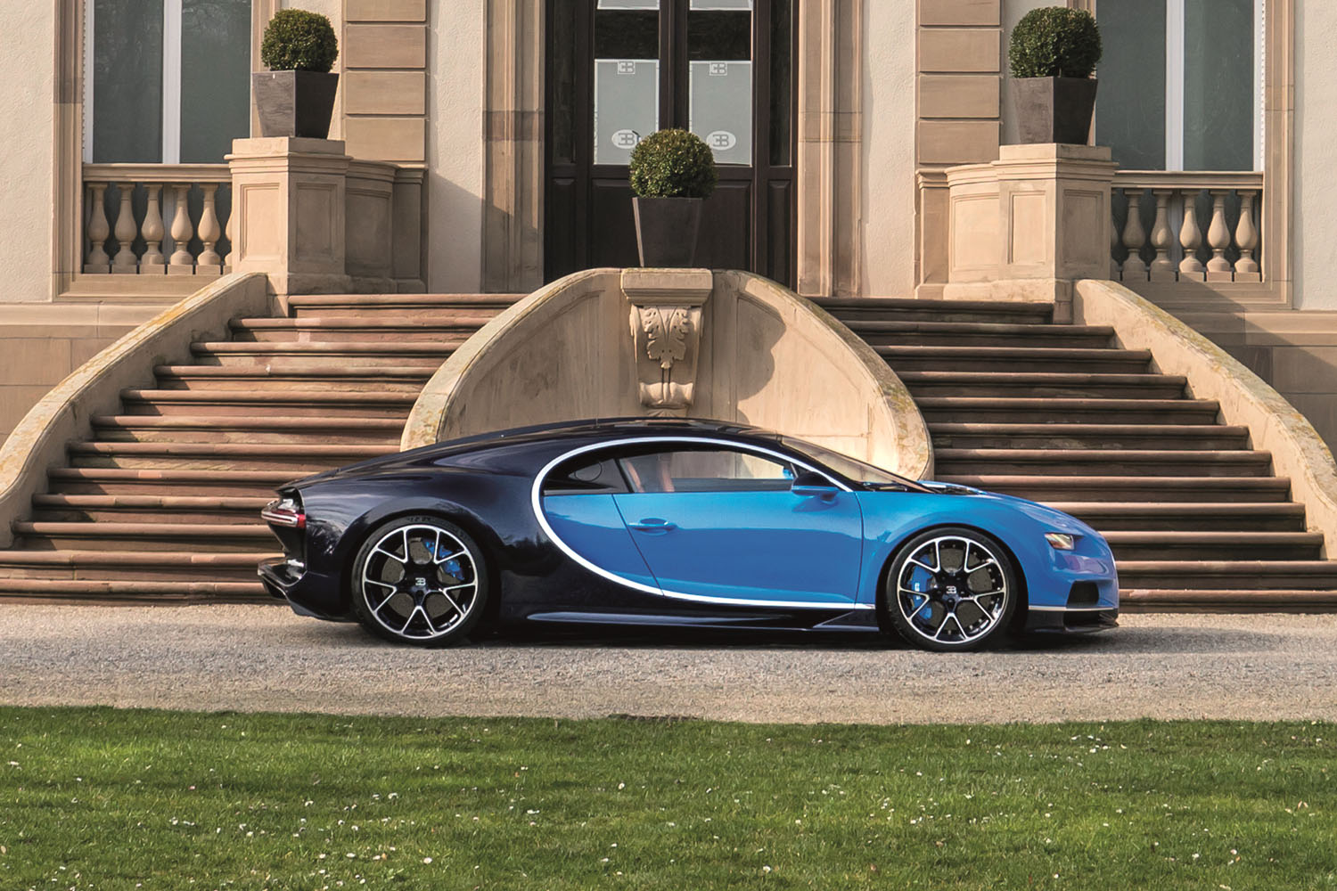 Рука об руку с Jacob & Co. Bugatti Chiron Sapphire, такой же сумасшедший и эксклюзивный, как и гиперкар
