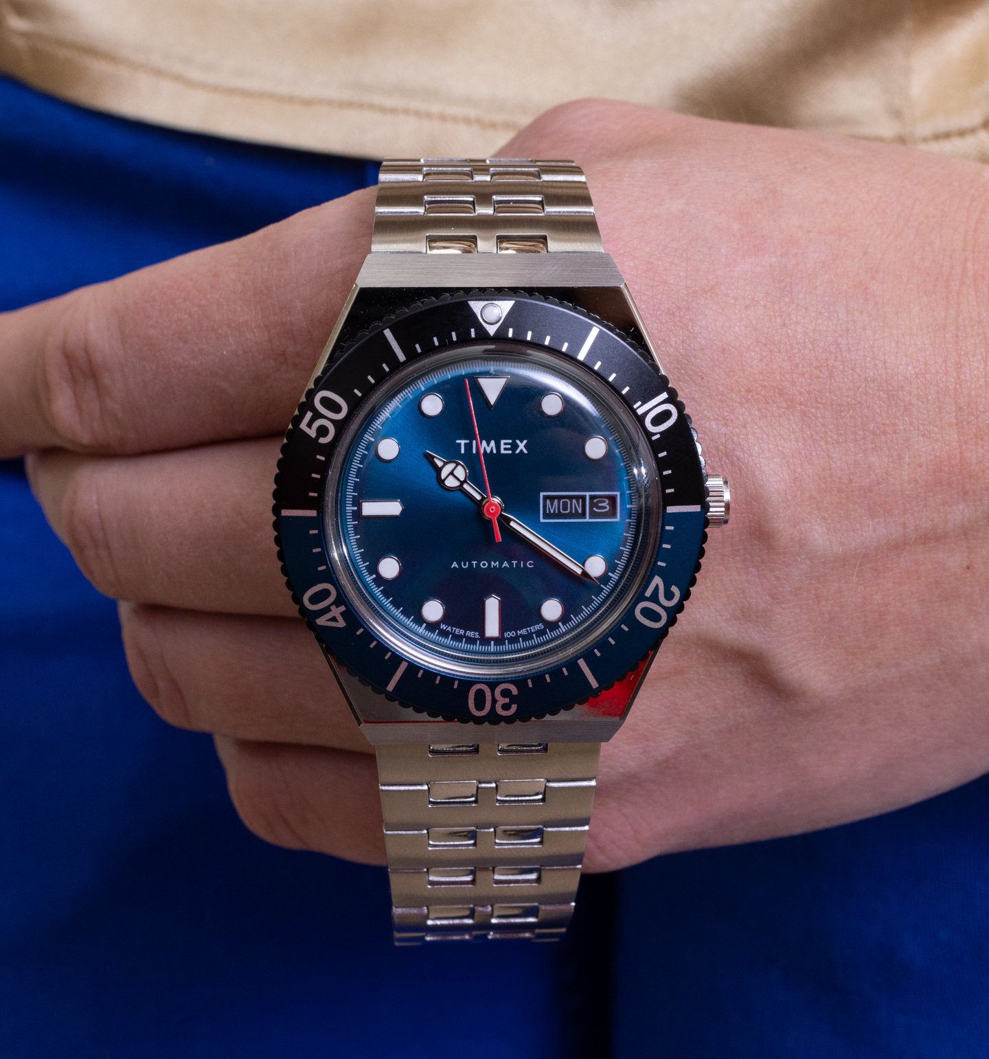 Доступные наручные часы для мужчин Timex M79 Automatic и женщин Q Malibu