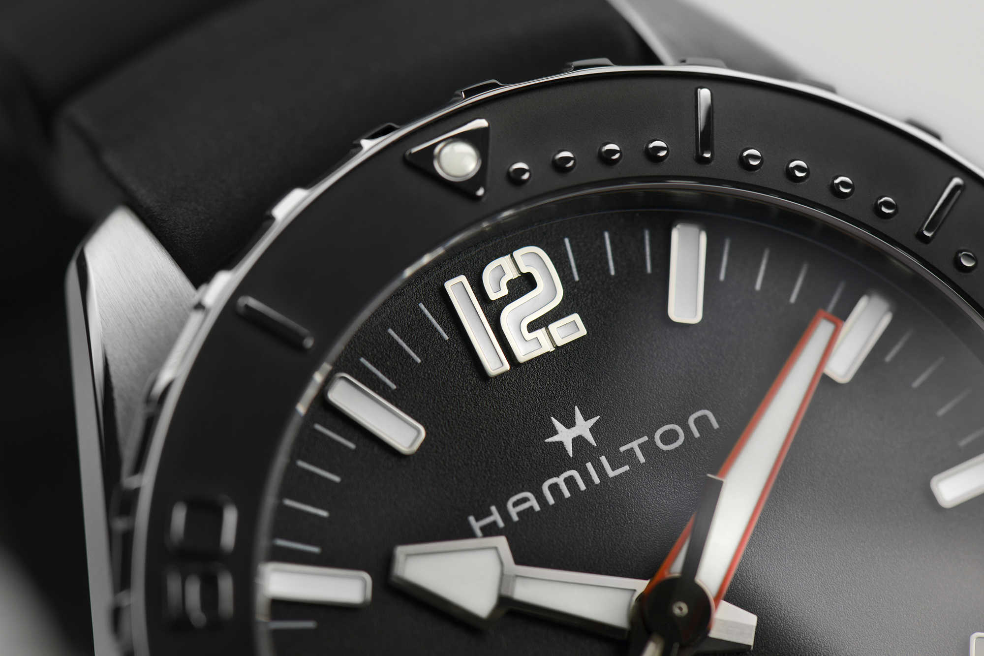 Hamilton представляет обновленные автоматические часы Khaki Navy Frogman