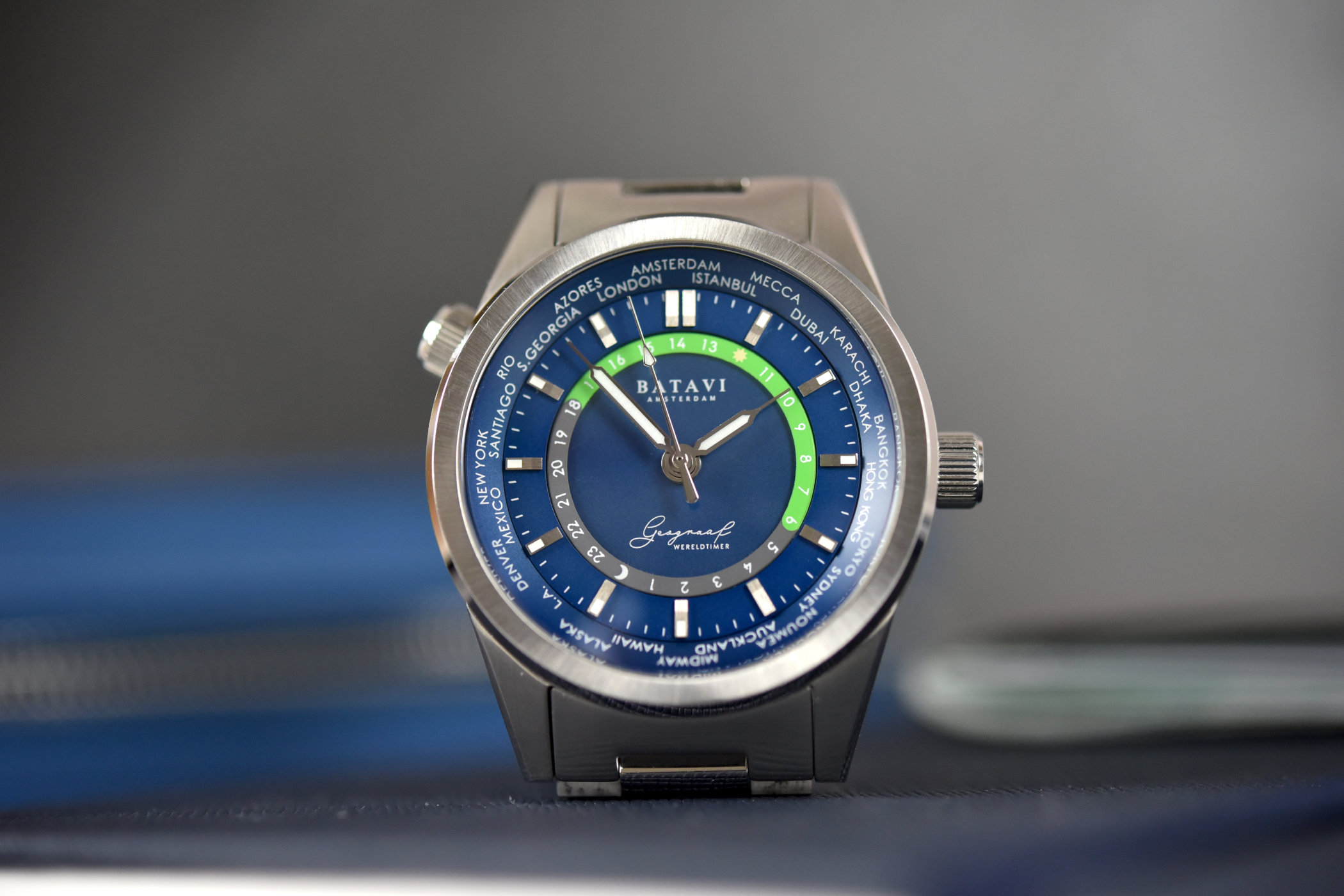 Часы с привлекательным видом и доступной ценой Batavi Geograaf GMT