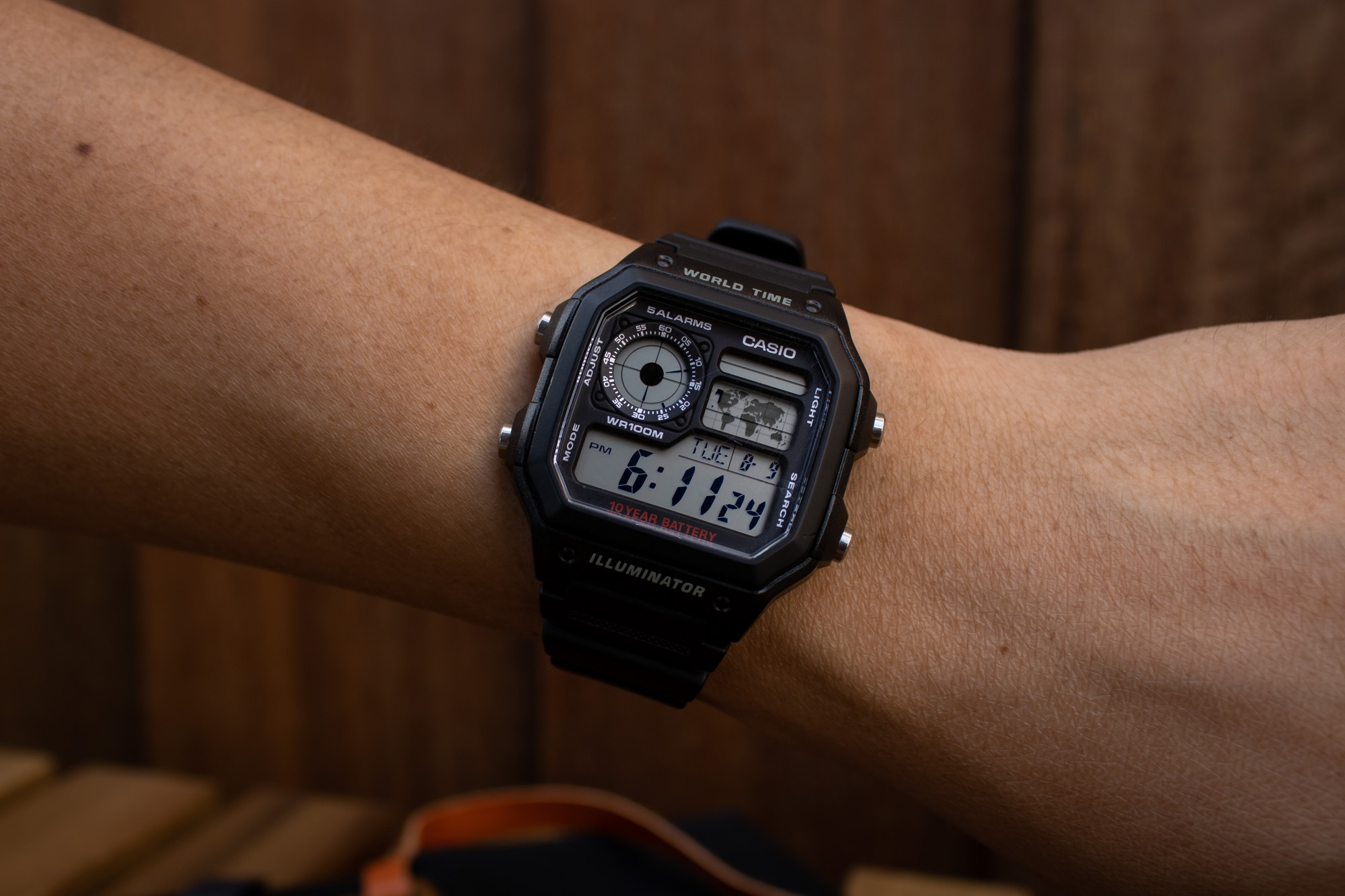 Доступные по цене наручные часы GMT: Seiko 5 Sports GMT и Casio AE1200WH-1A