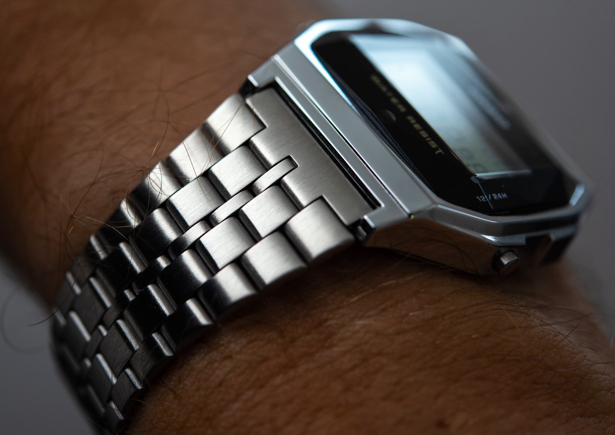 Обзор часов Casio A159WAD-1D: стоит ли покупать самые дешевые часы с бриллиантами?