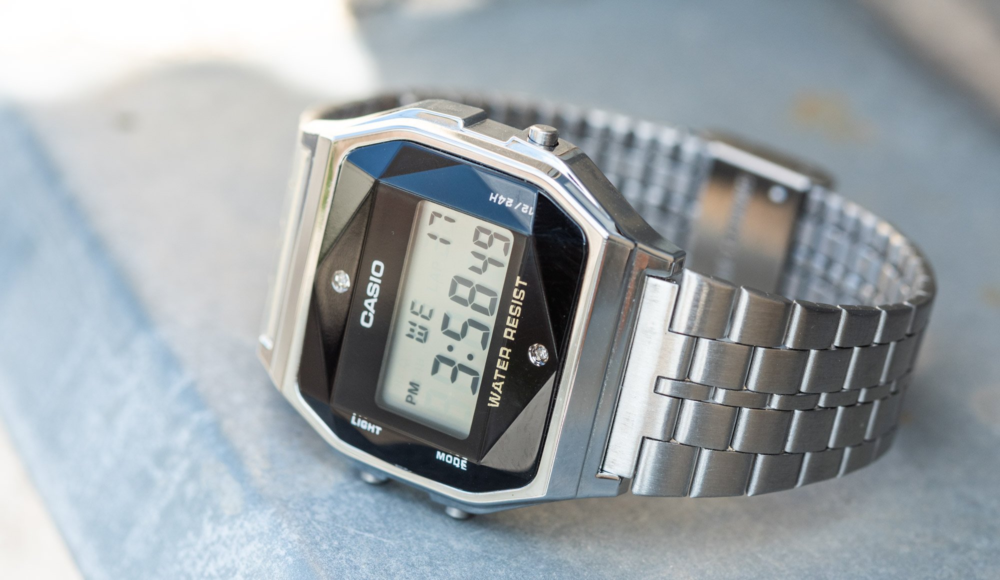 Обзор часов Casio A159WAD-1D: стоит ли покупать самые дешевые часы с бриллиантами?