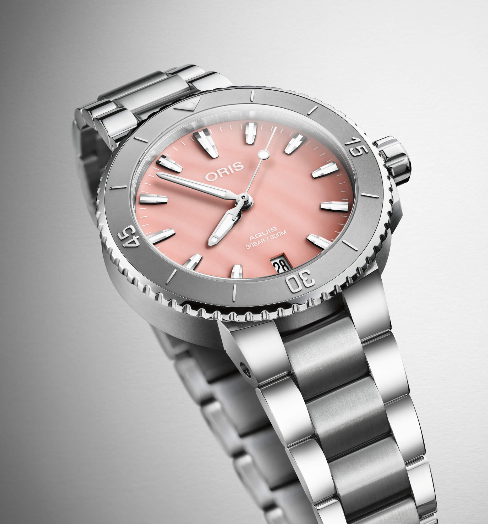 Oris представляет новые часы Aquis Date диаметром 36,5 мм с перламутровыми циферблатами