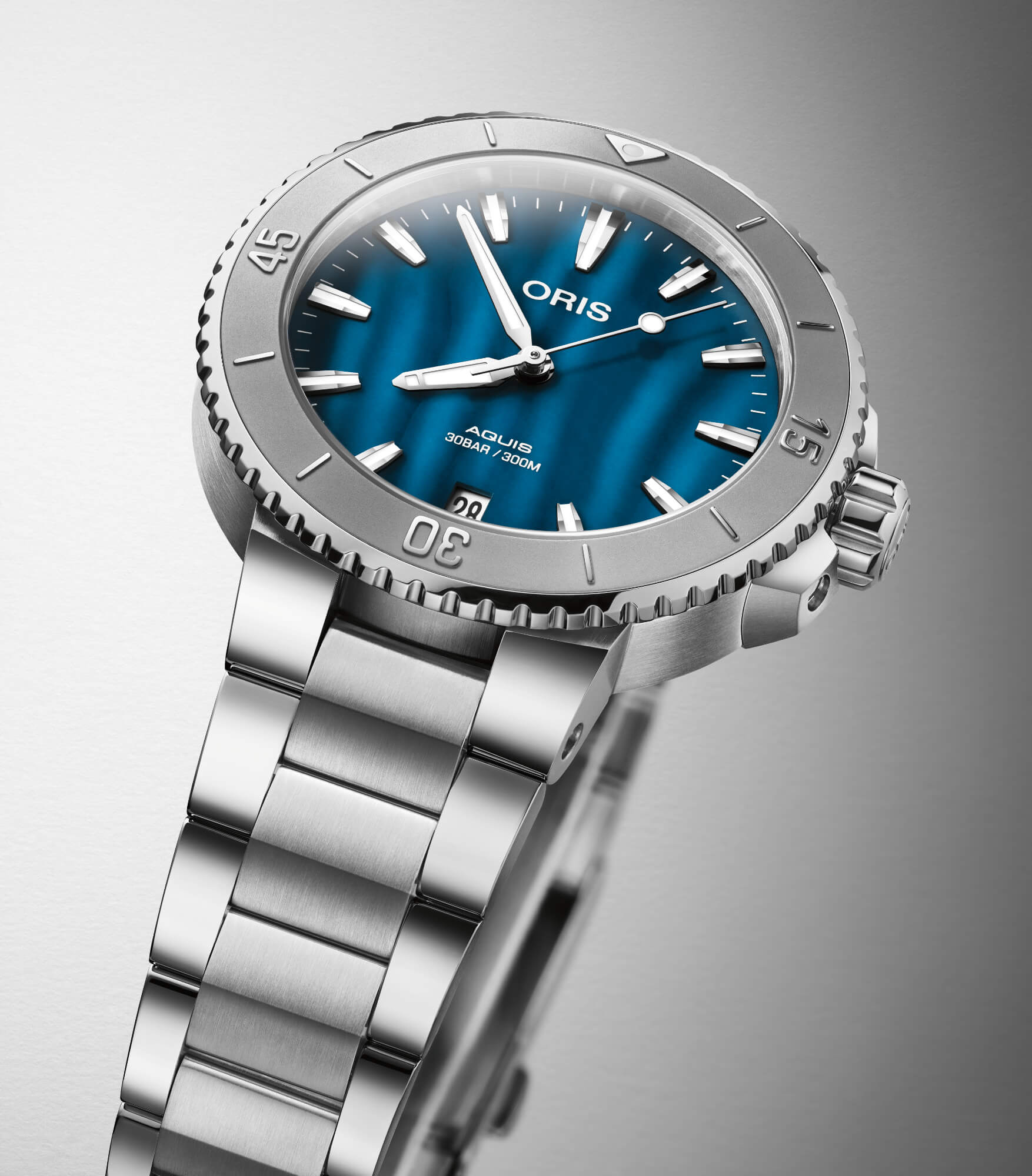 Oris представляет новые часы Aquis Date диаметром 36,5 мм с перламутровыми циферблатами