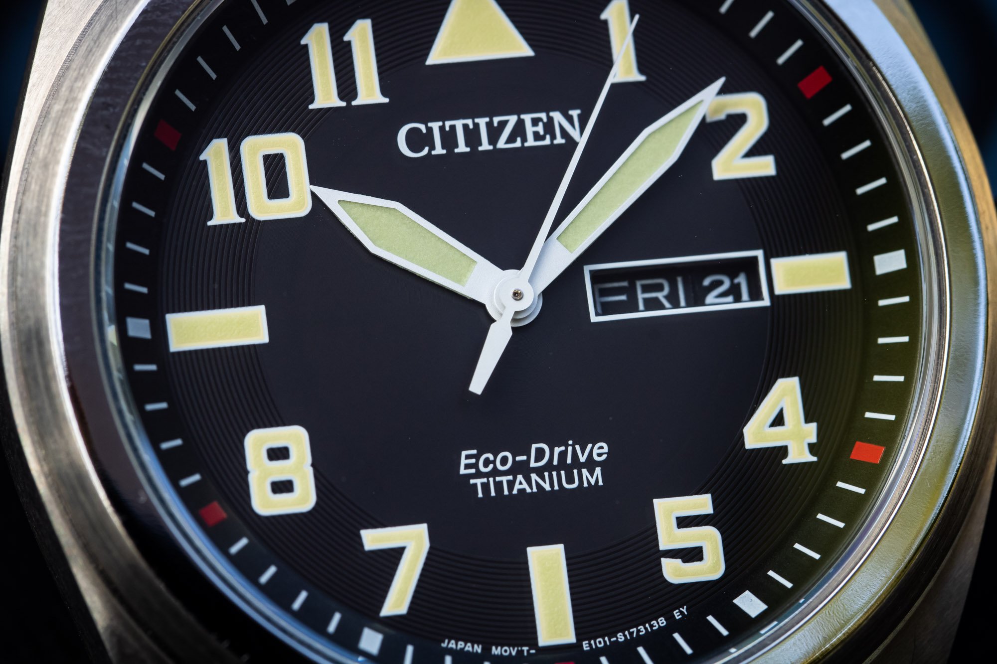Обзор доступных титановых часов брендов Citizen и RZE.