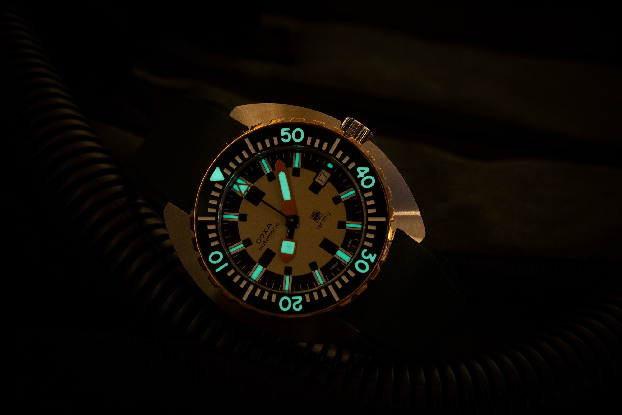Часы Doxa Army с бронзовым безелем