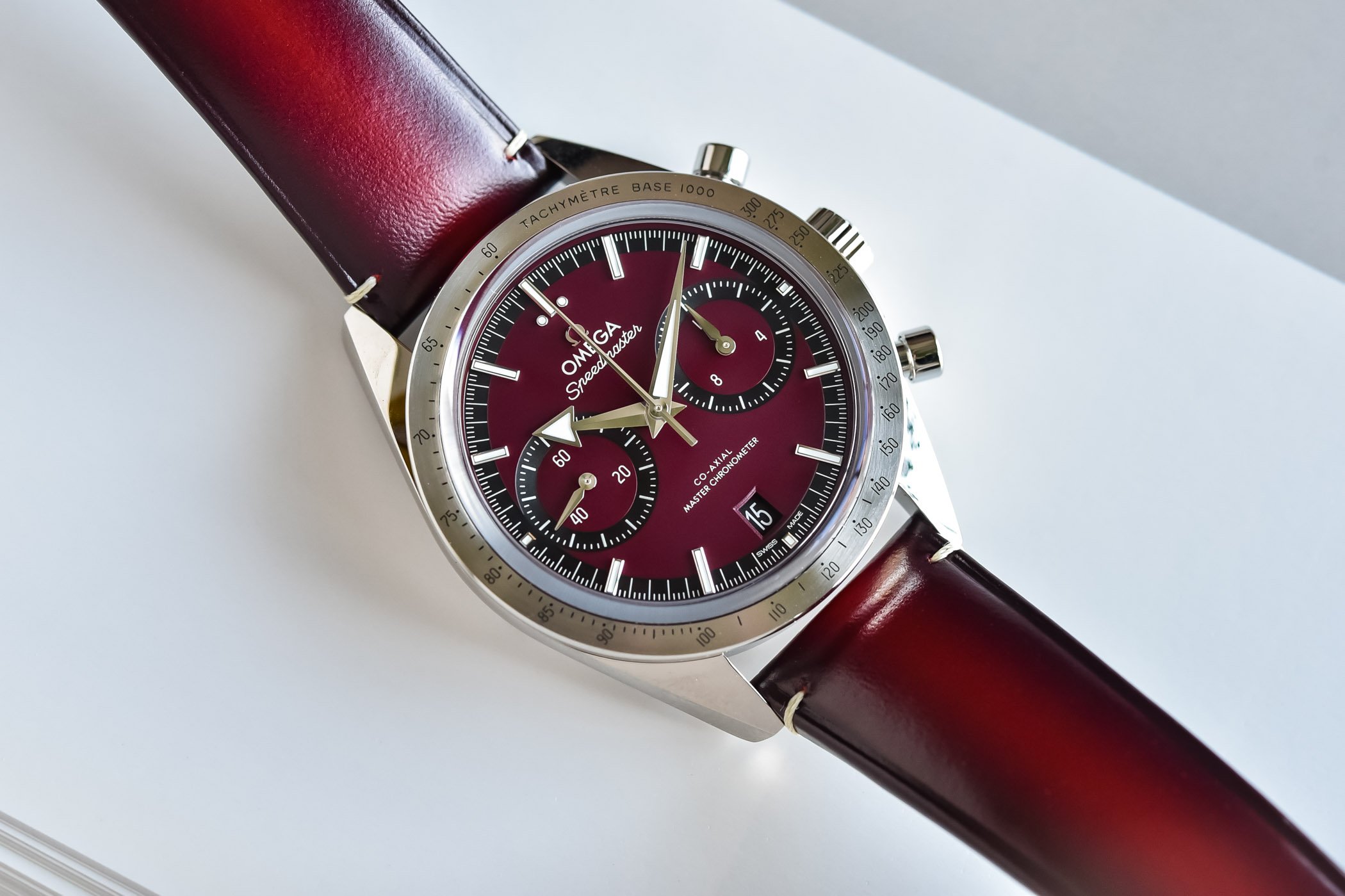 Omega Speedmaster 57 Master Chronometer с ручным заводом бордового цвета