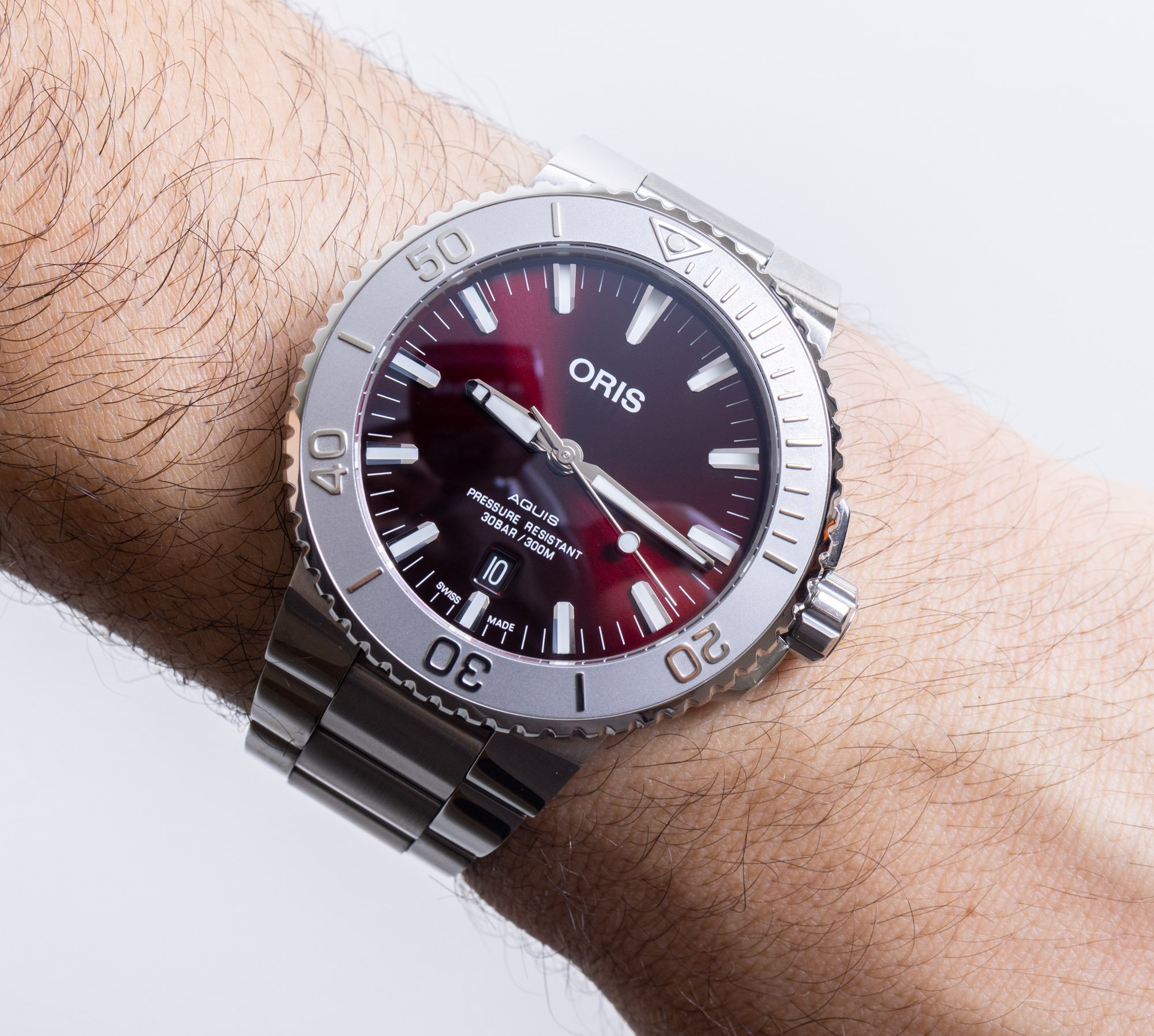 Наручные часы Oris Aquis Date Relief Cherry Red 43,5 мм