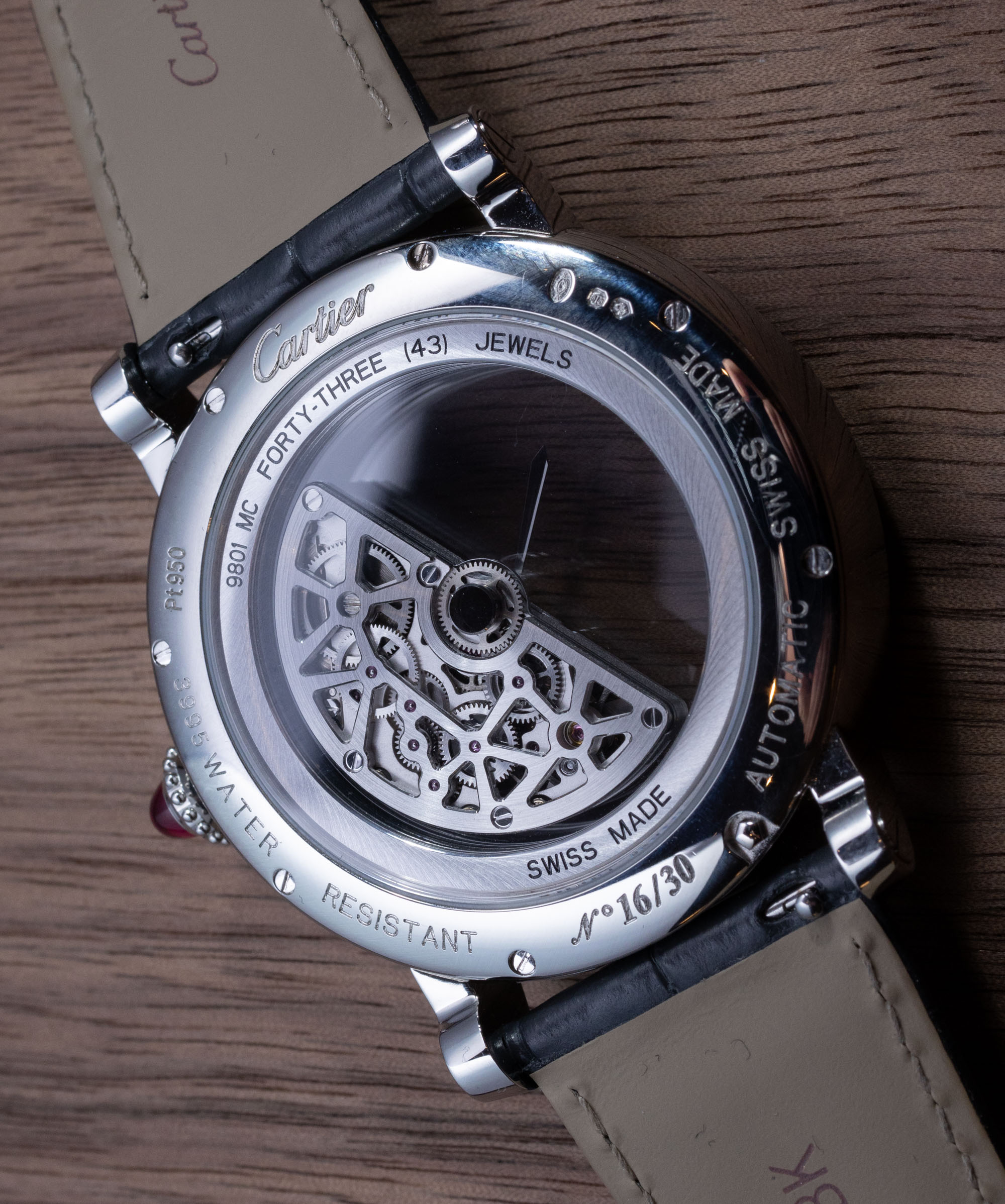 Практический обзор: часы Cartier Rotonde Masse Mystérieuse