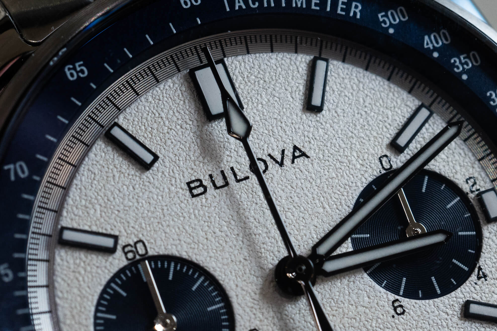 Bulova выпускает две новые модели часов Lunar Pilot в облегченных корпусах