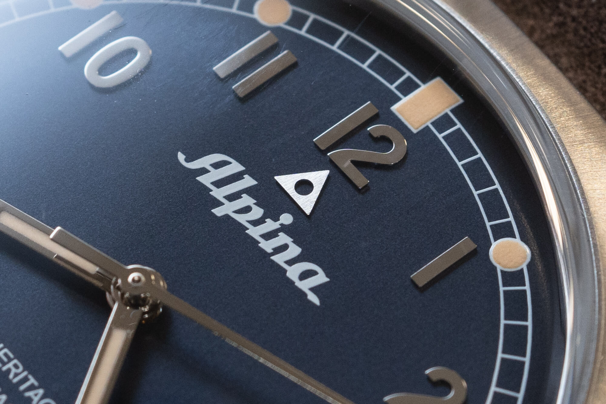 Мануфактурные часы Alpina Startimer Pilot Heritage с бамперным механизмом