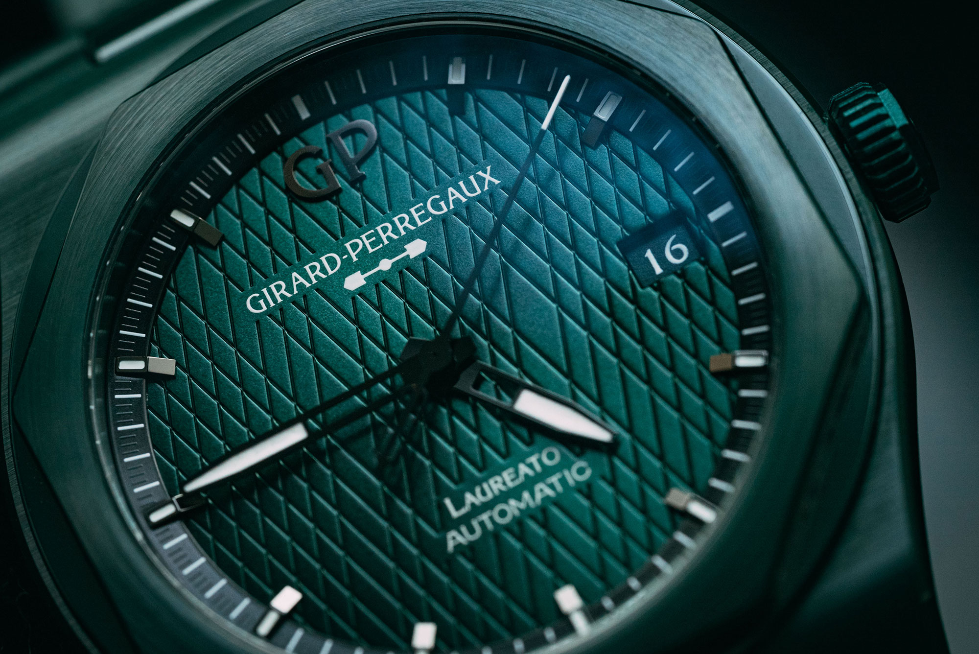 Обзор керамических часов Girard-Perregaux Laureato Green Ceramic Aston Martin Edition