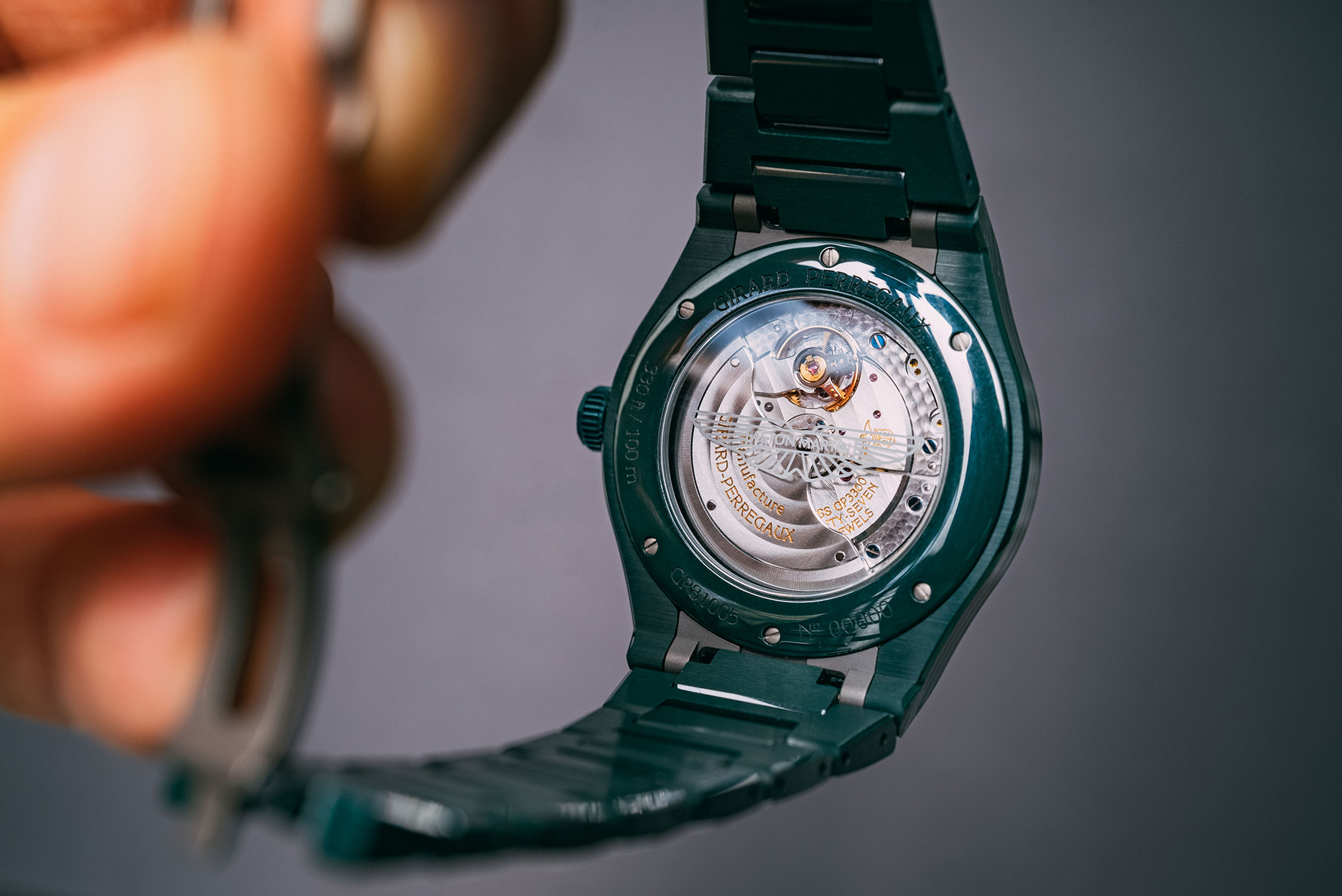 Обзор керамических часов Girard-Perregaux Laureato Green Ceramic Aston Martin Edition