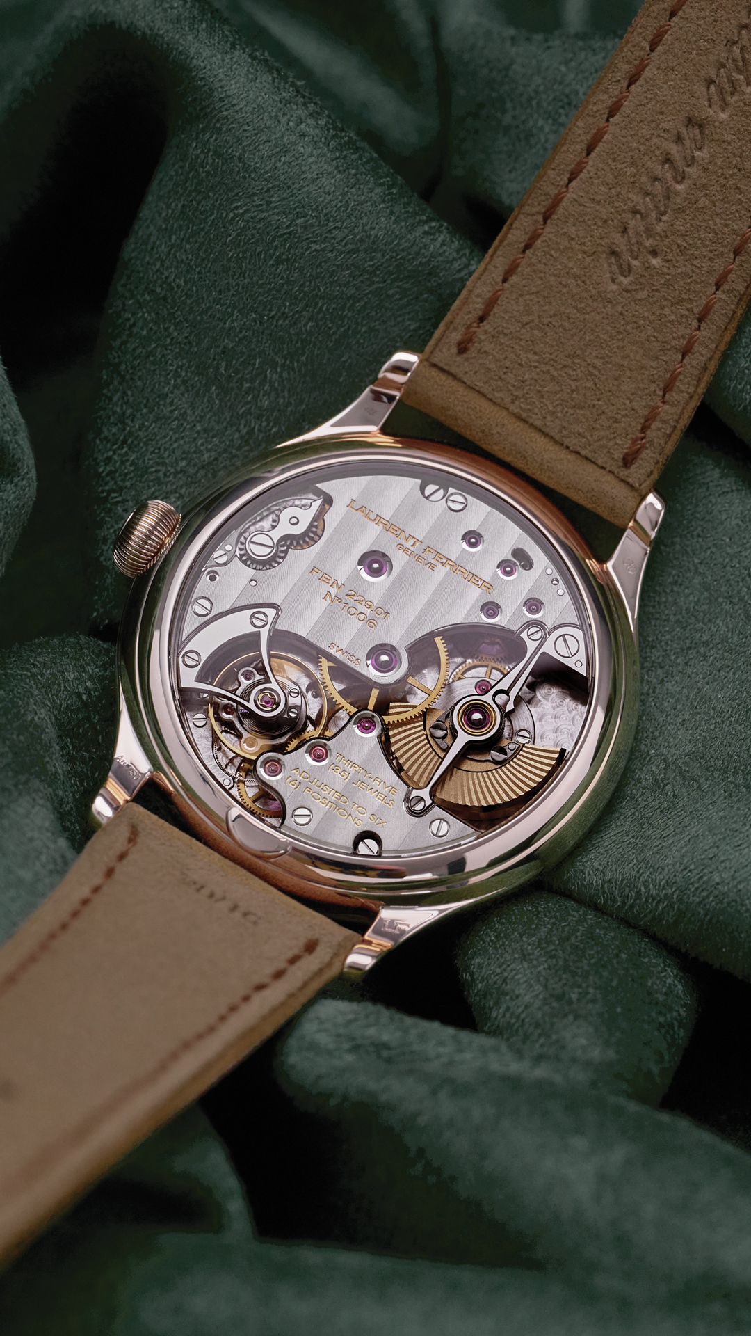 Laurent Ferrier представляет классические квадратные часы с микроротором в цвете Evergreen