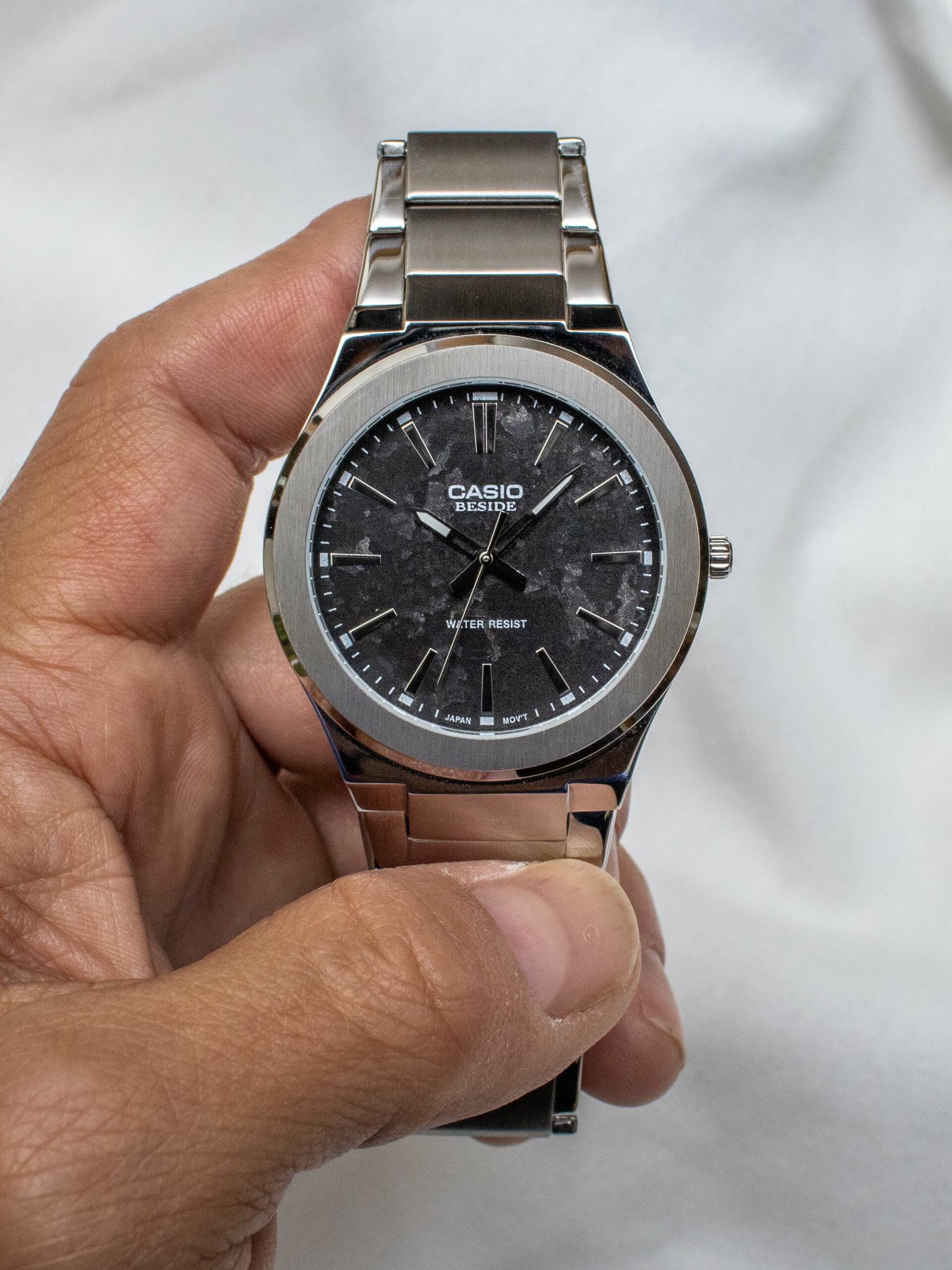 Доступные наручные часы с интегрированным браслетом