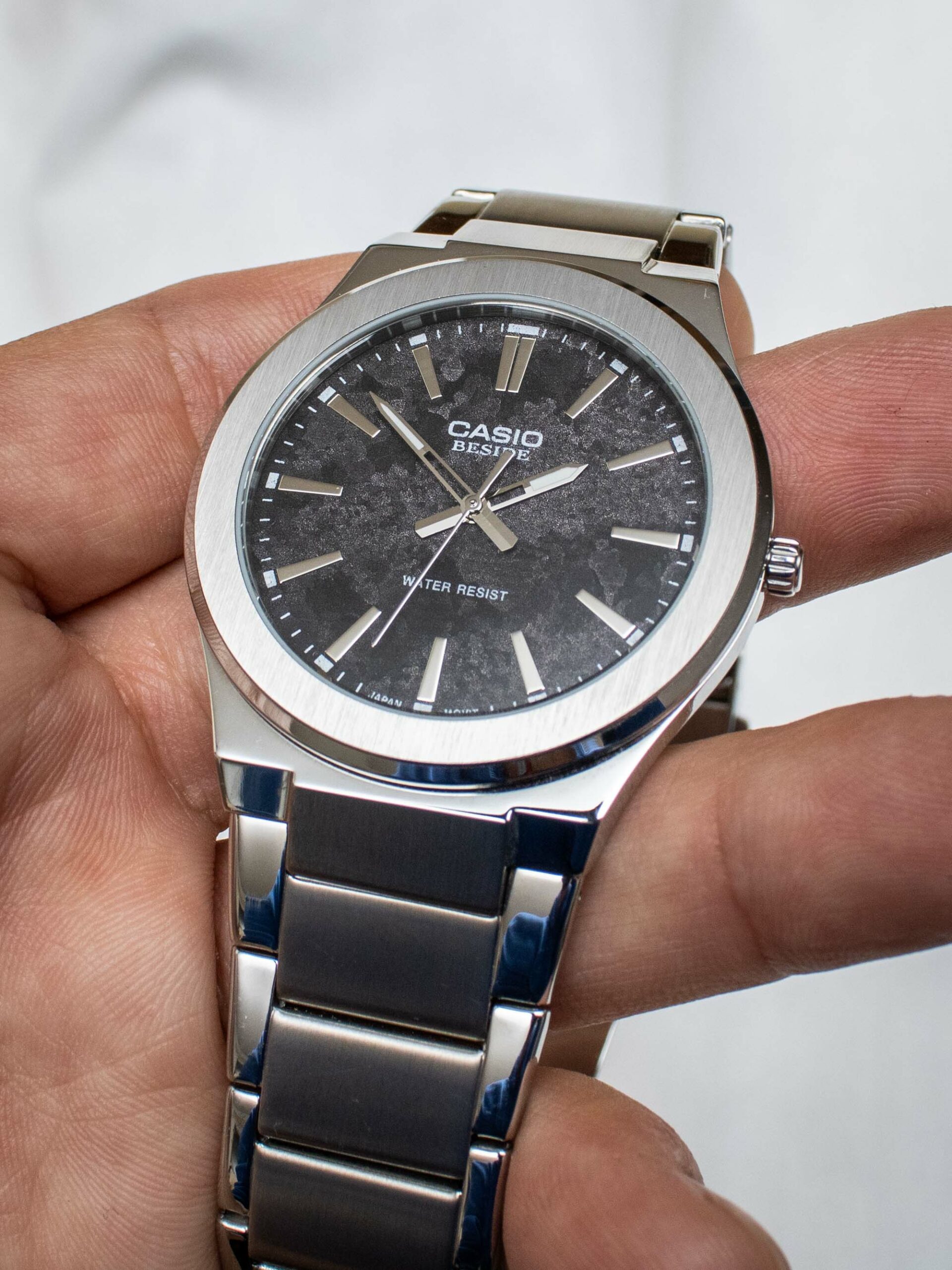 Доступные наручные часы с интегрированным браслетом