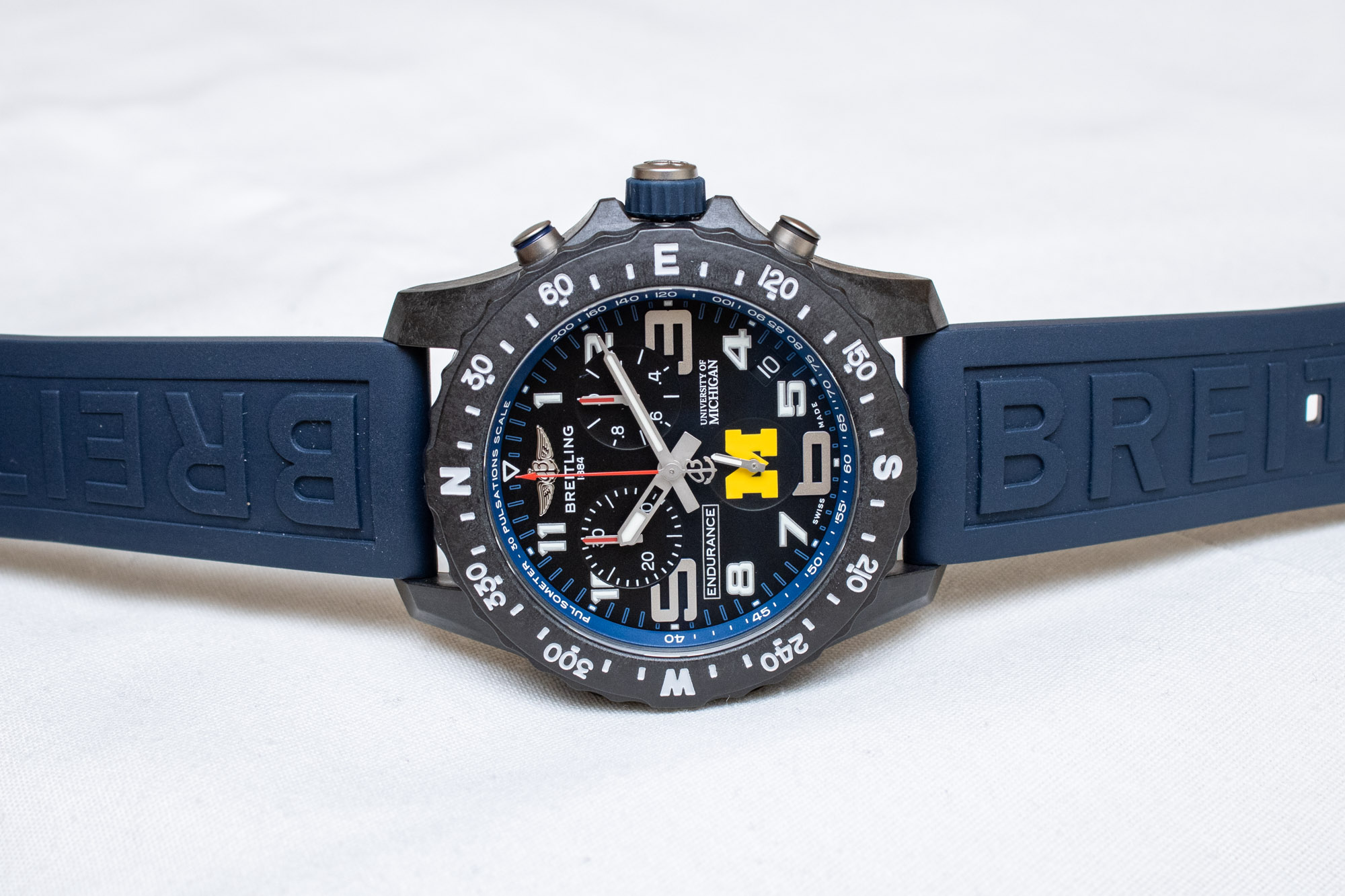 Яркий обзор наручных часов Breitling Endurance Pro University Edition