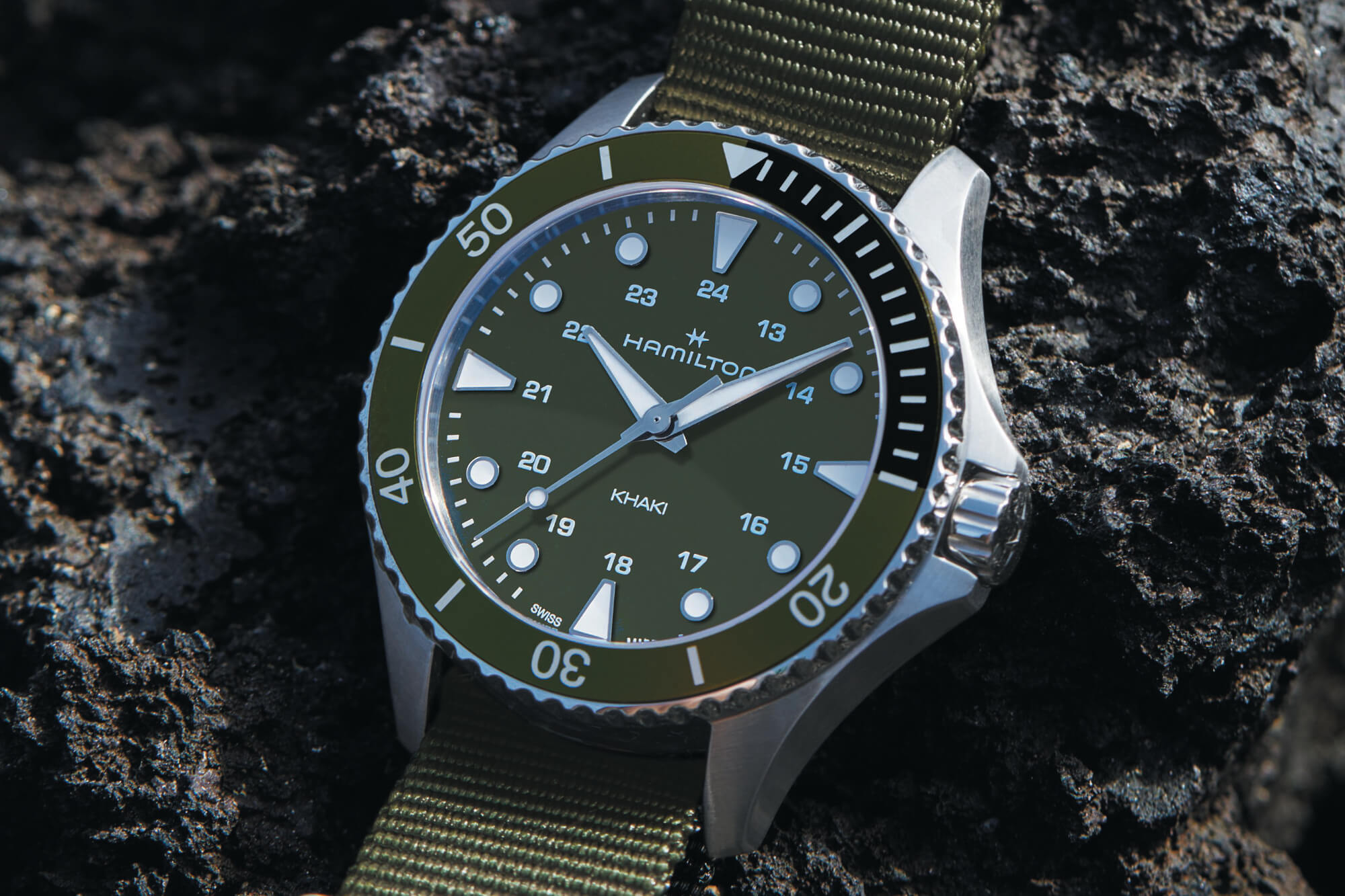Новинка: часы Hamilton Khaki Navy Scuba становятся зелеными