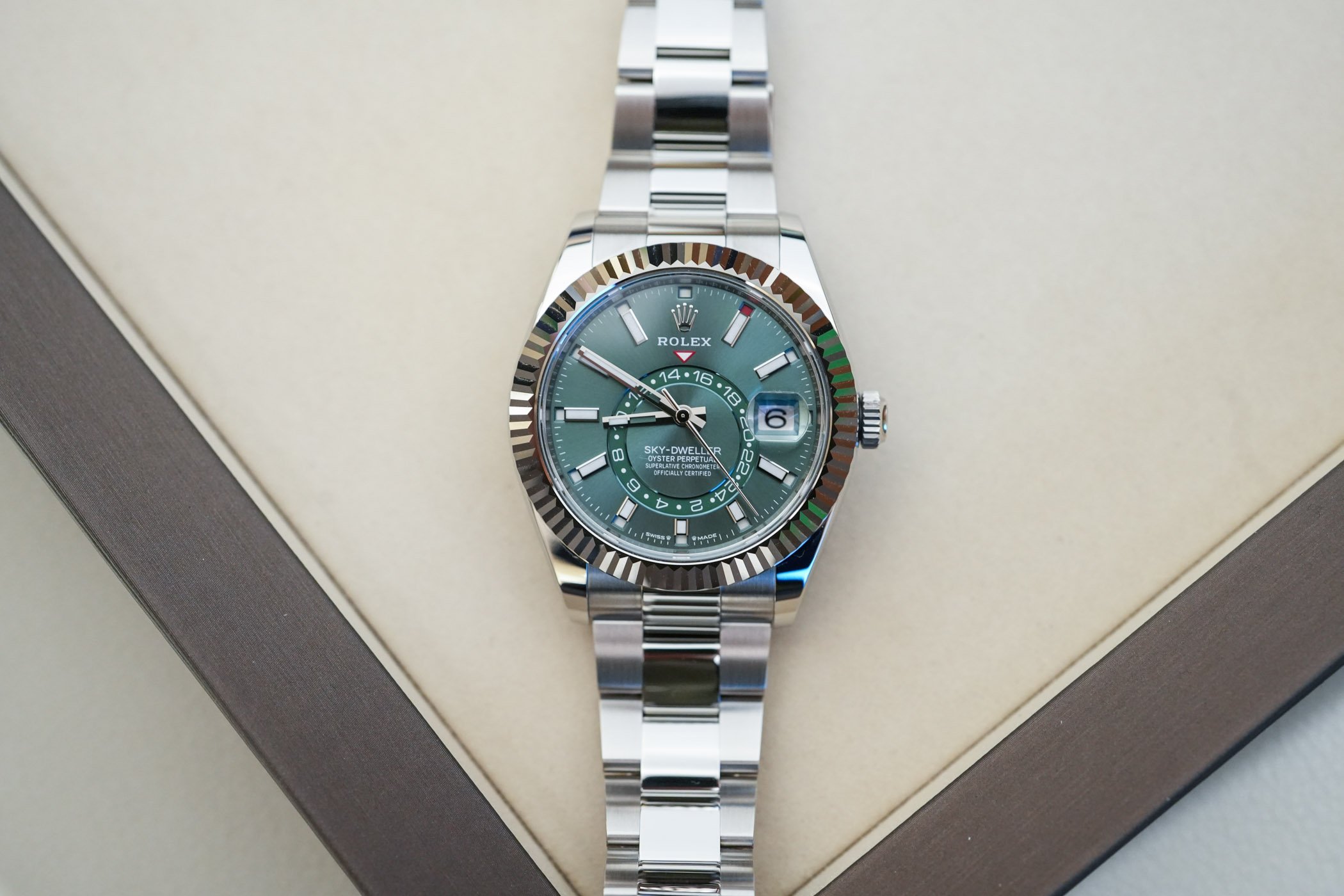 Обновленные часы Rolex Sky-Dweller с красивой стальной / мятно-зеленой моделью