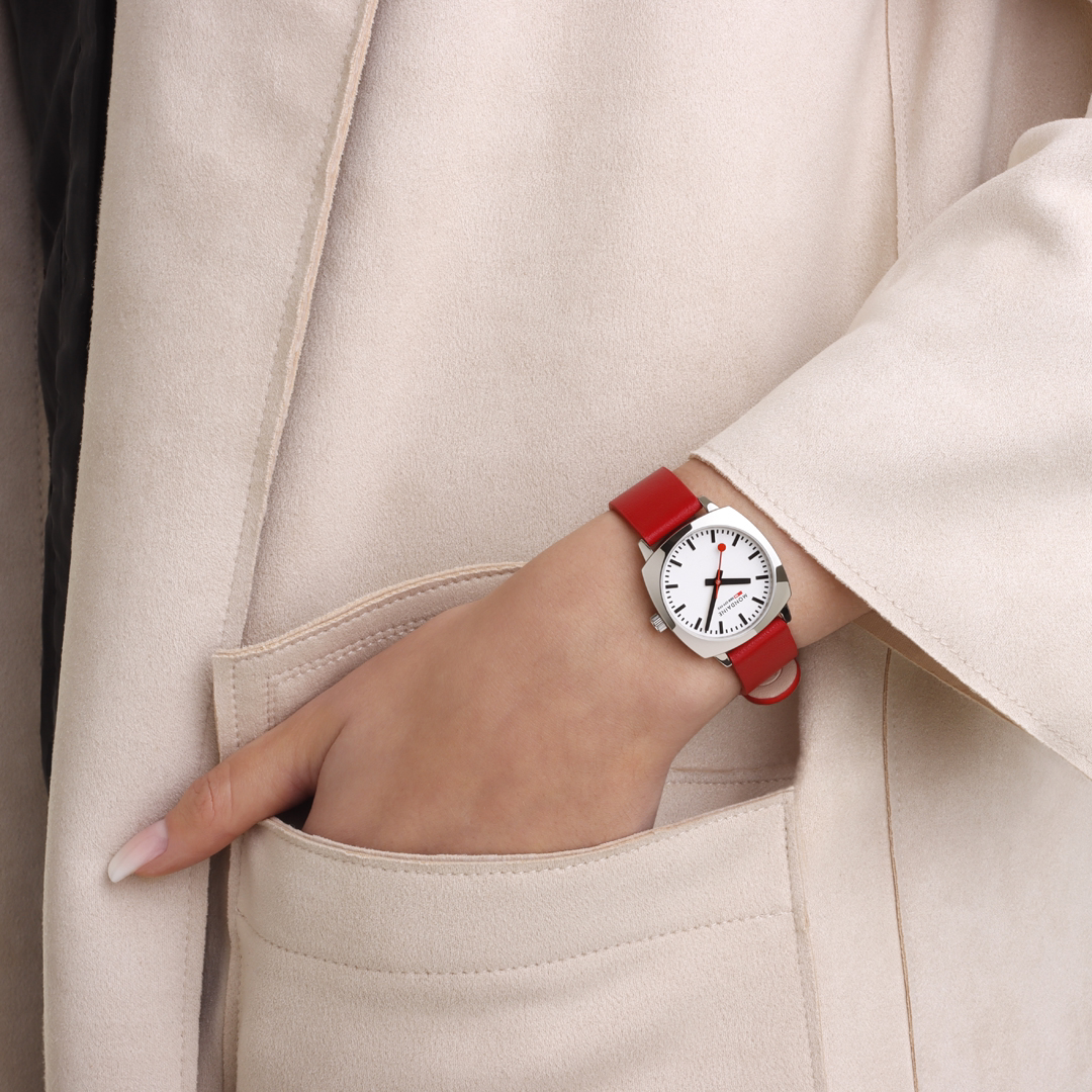 Легендарные часы Swiss Railways сочетают в себе комфорт и повседневную элегантность с коллекцией Mondaine Cushion