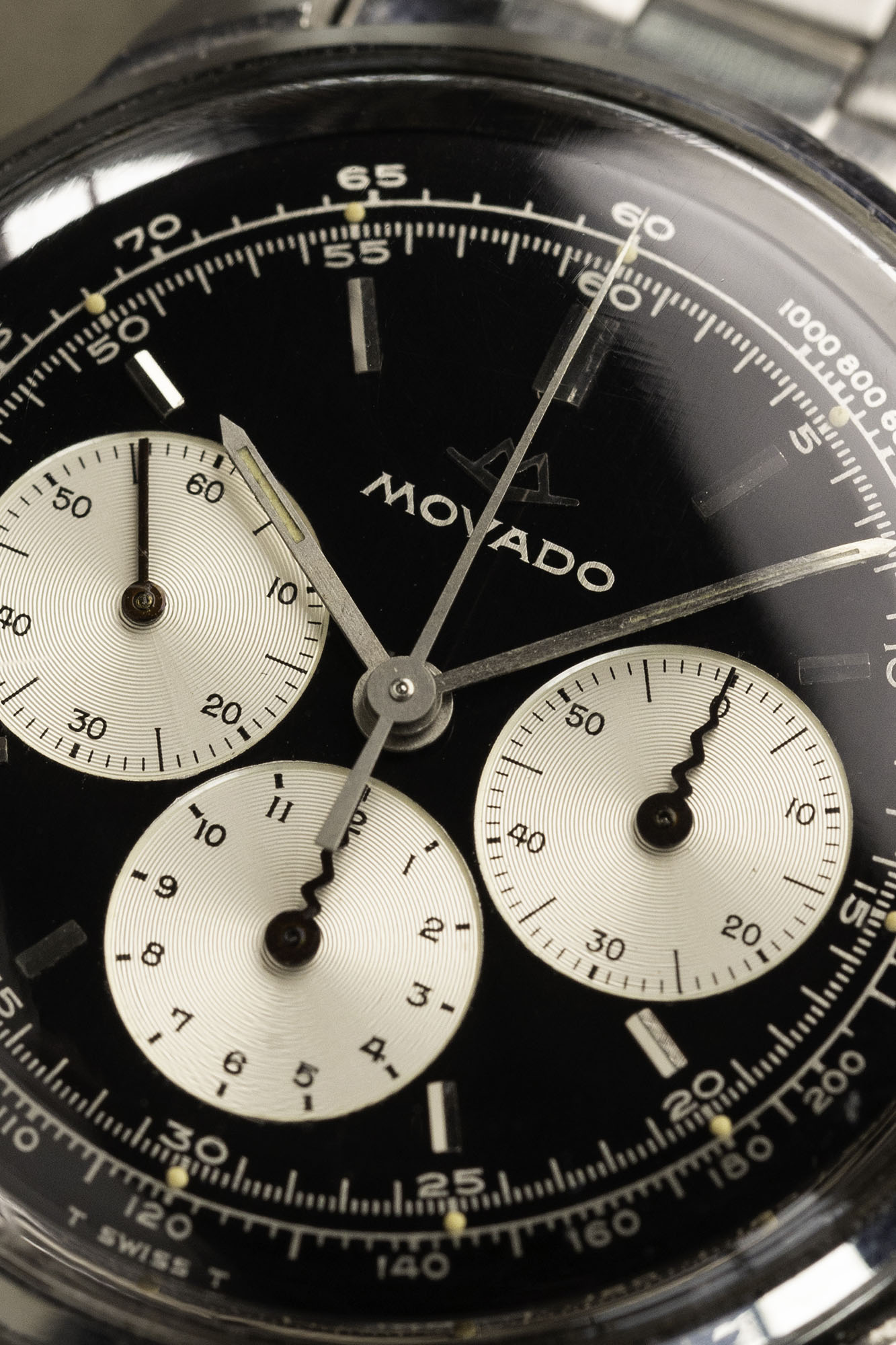 Машины времени: исследуя историю золотого века хронографов с часами Movado M95