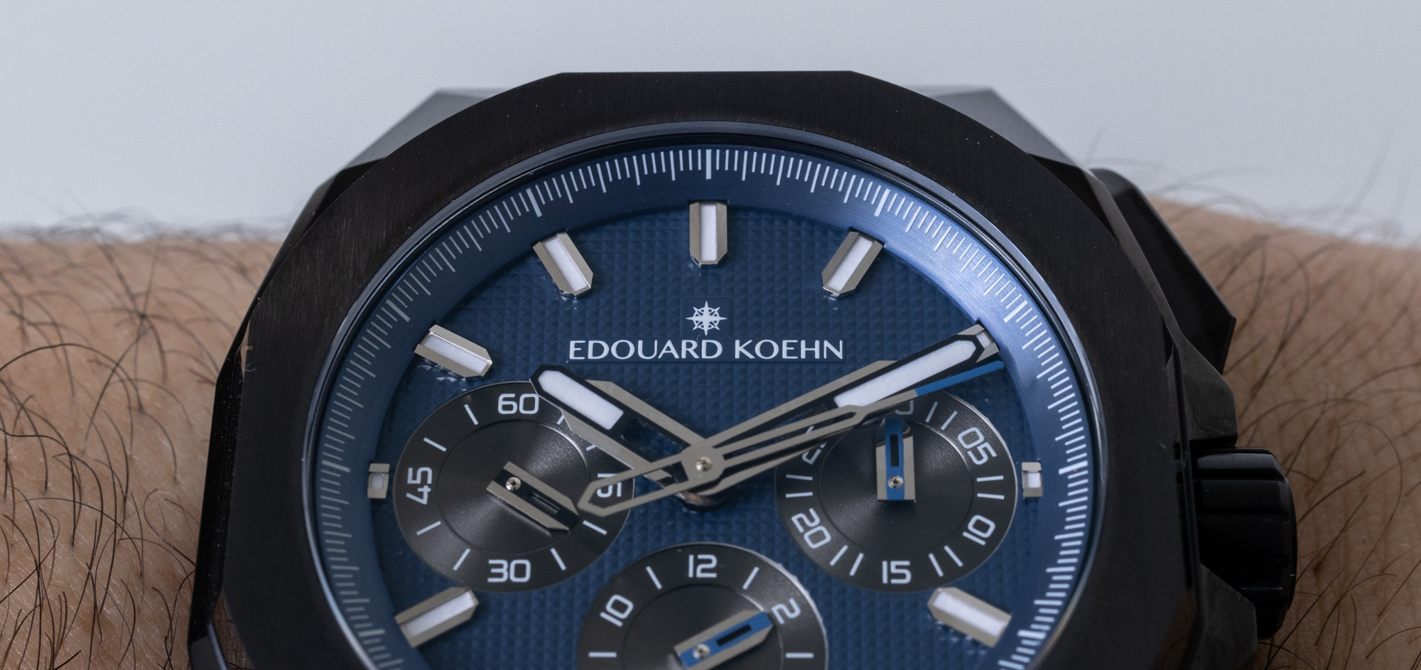 Обзор часов: Синие часы Edouard Koehn Tempus I Clous de Paris