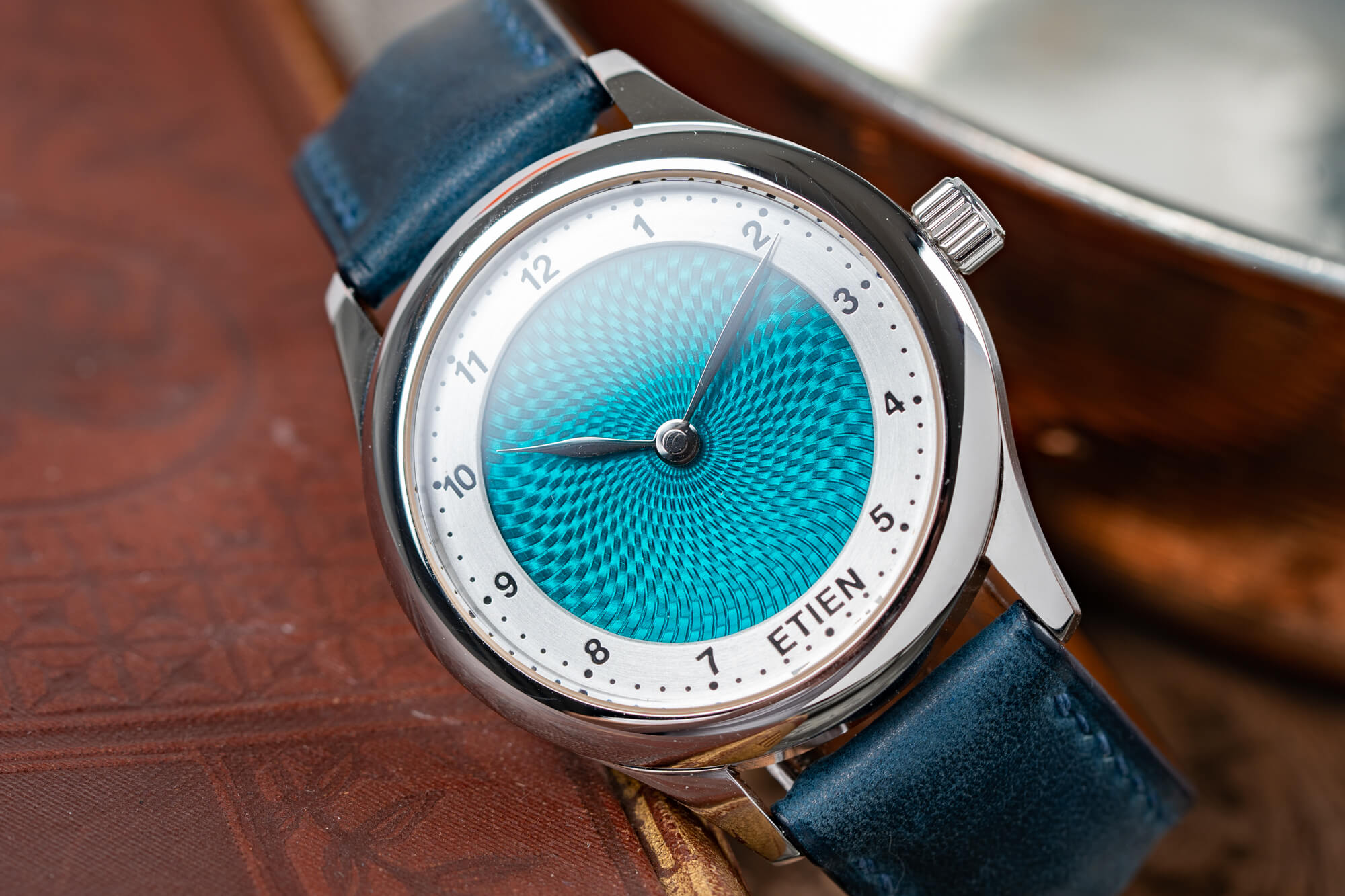 Обзор часов: Etien T02 с эмалевым циферблатом Flinqué