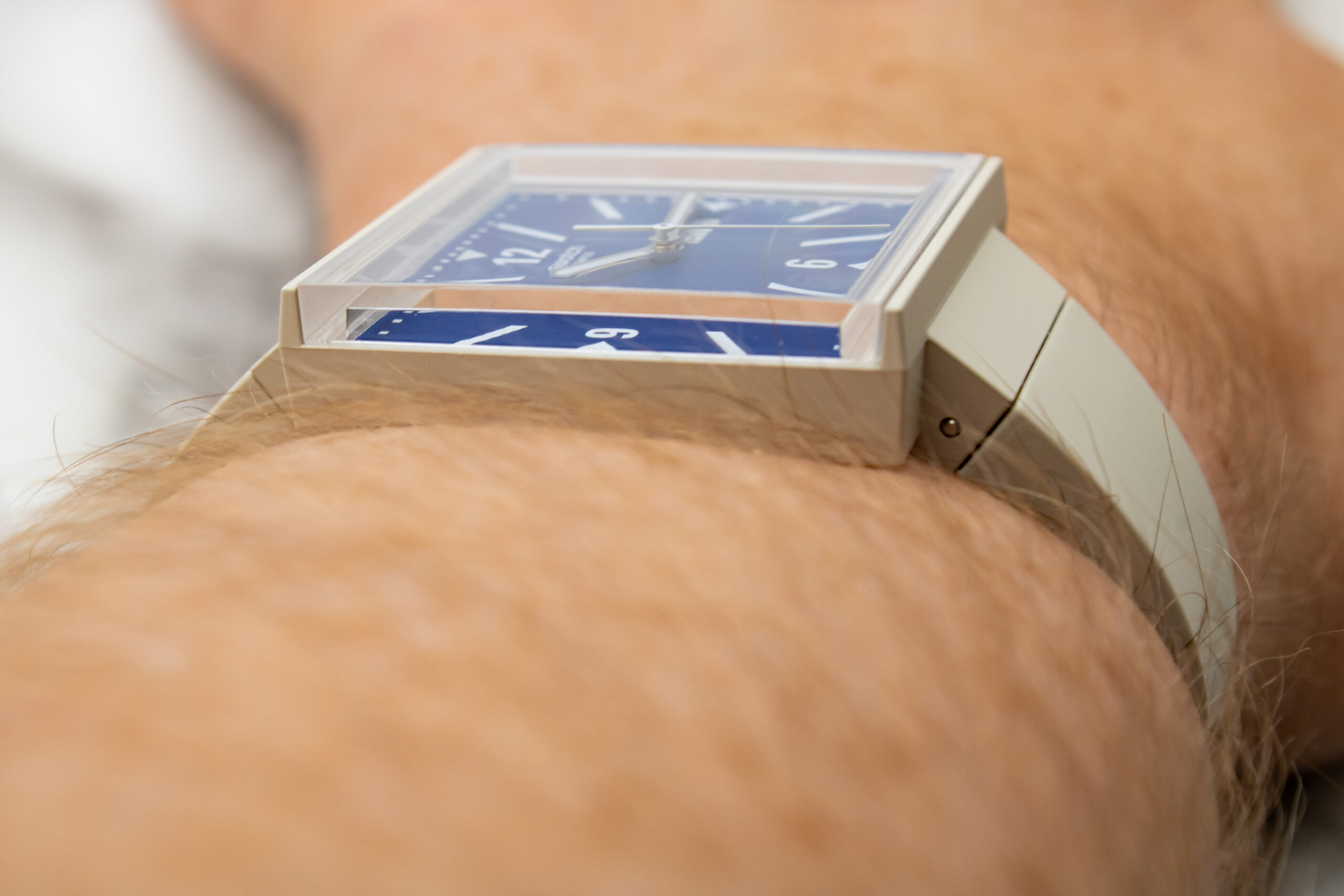 Обзор швейцарских часов до 200$: Swatch What If?