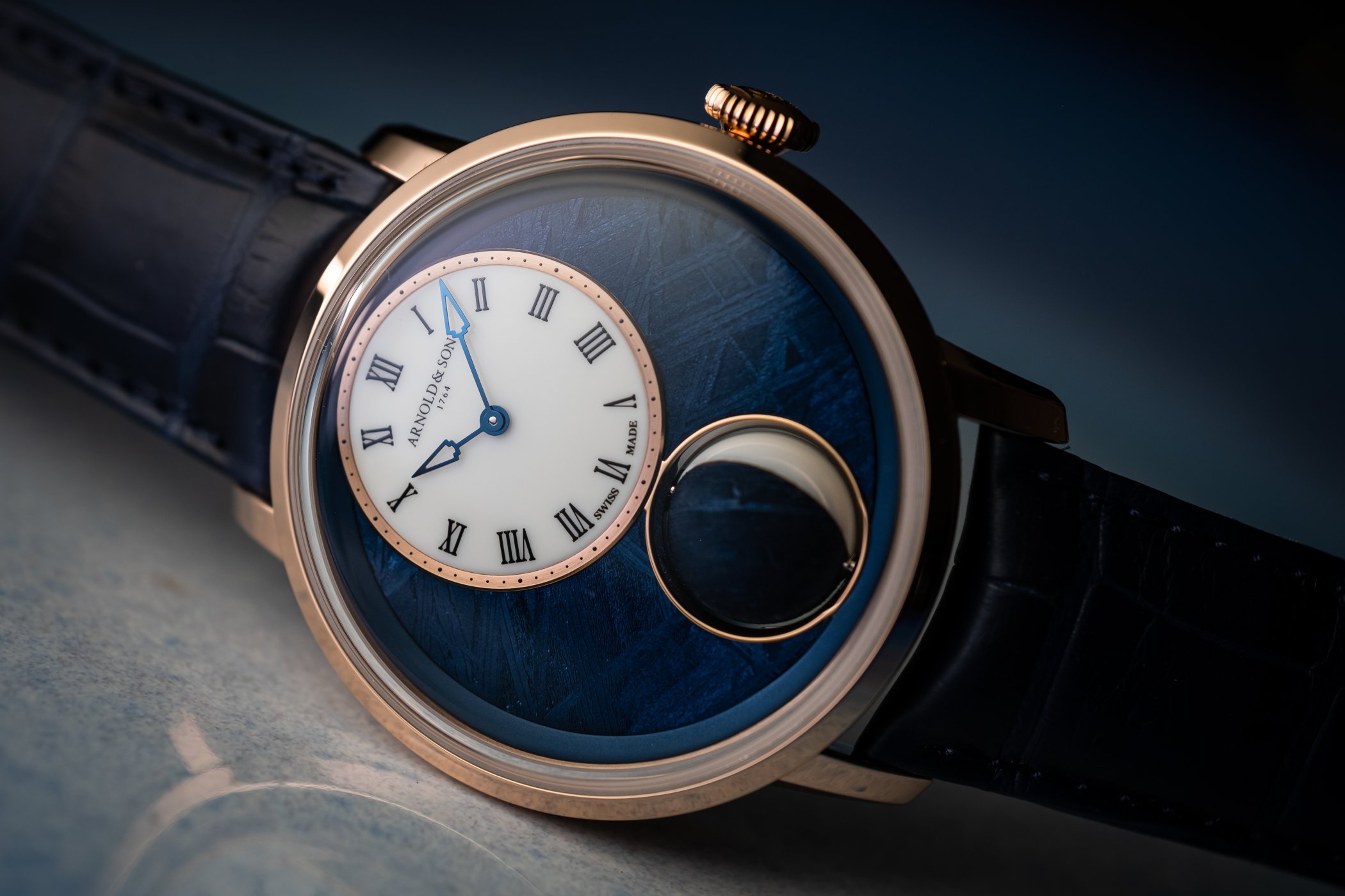 Откройте для себя завораживающую привлекательность часов из красного золота Arnold & Son Luna Magna