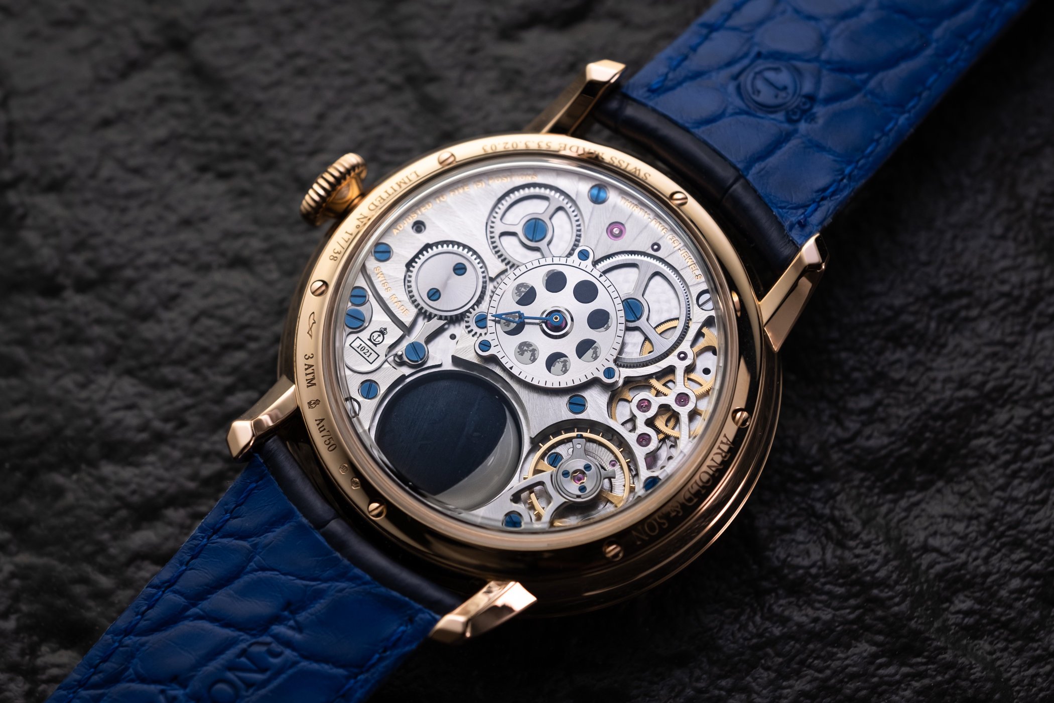 Откройте для себя завораживающую привлекательность часов из красного золота Arnold & Son Luna Magna