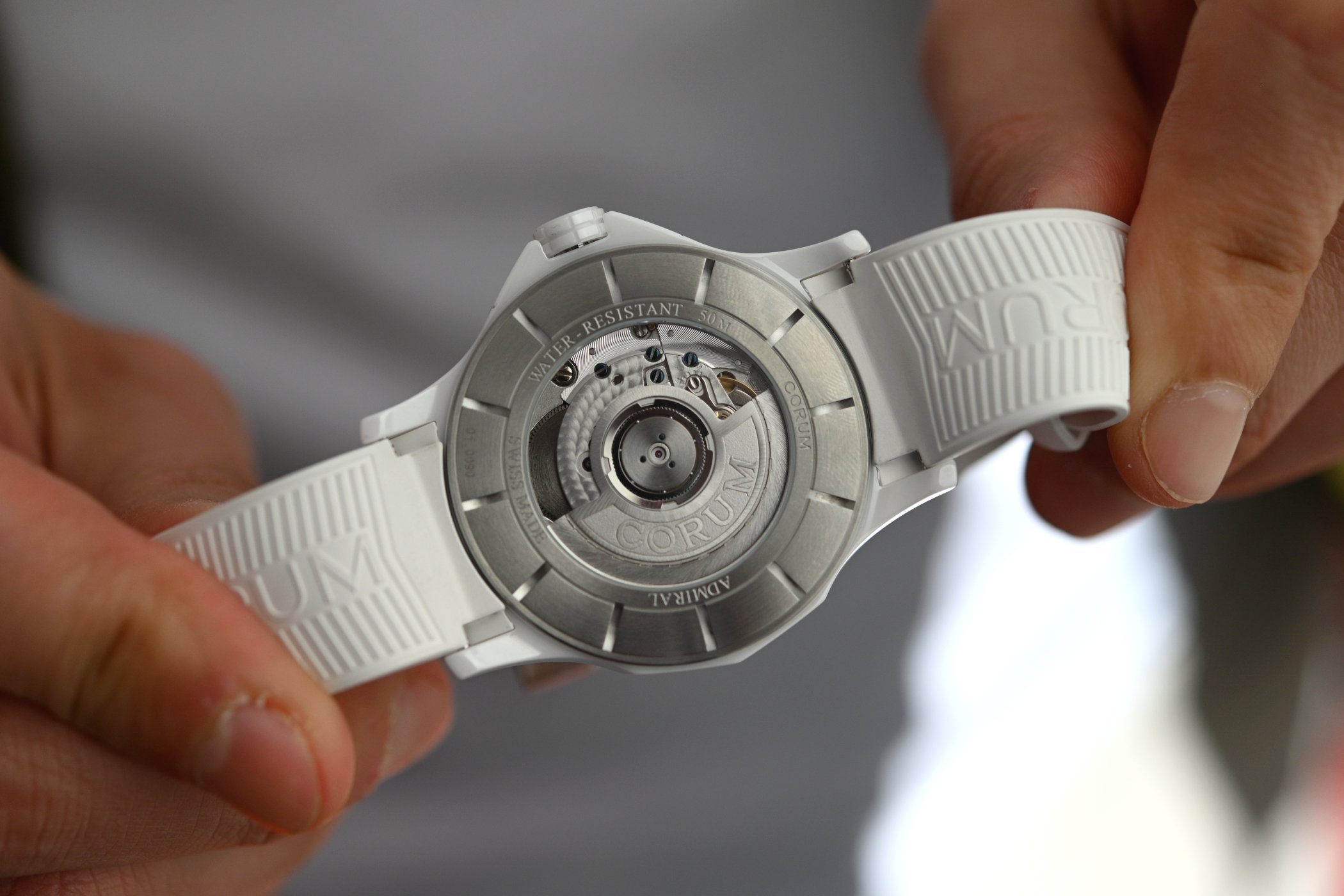 Откройте для себя часы Corum Admiral 42 Automatic: стильное керамическое чудо